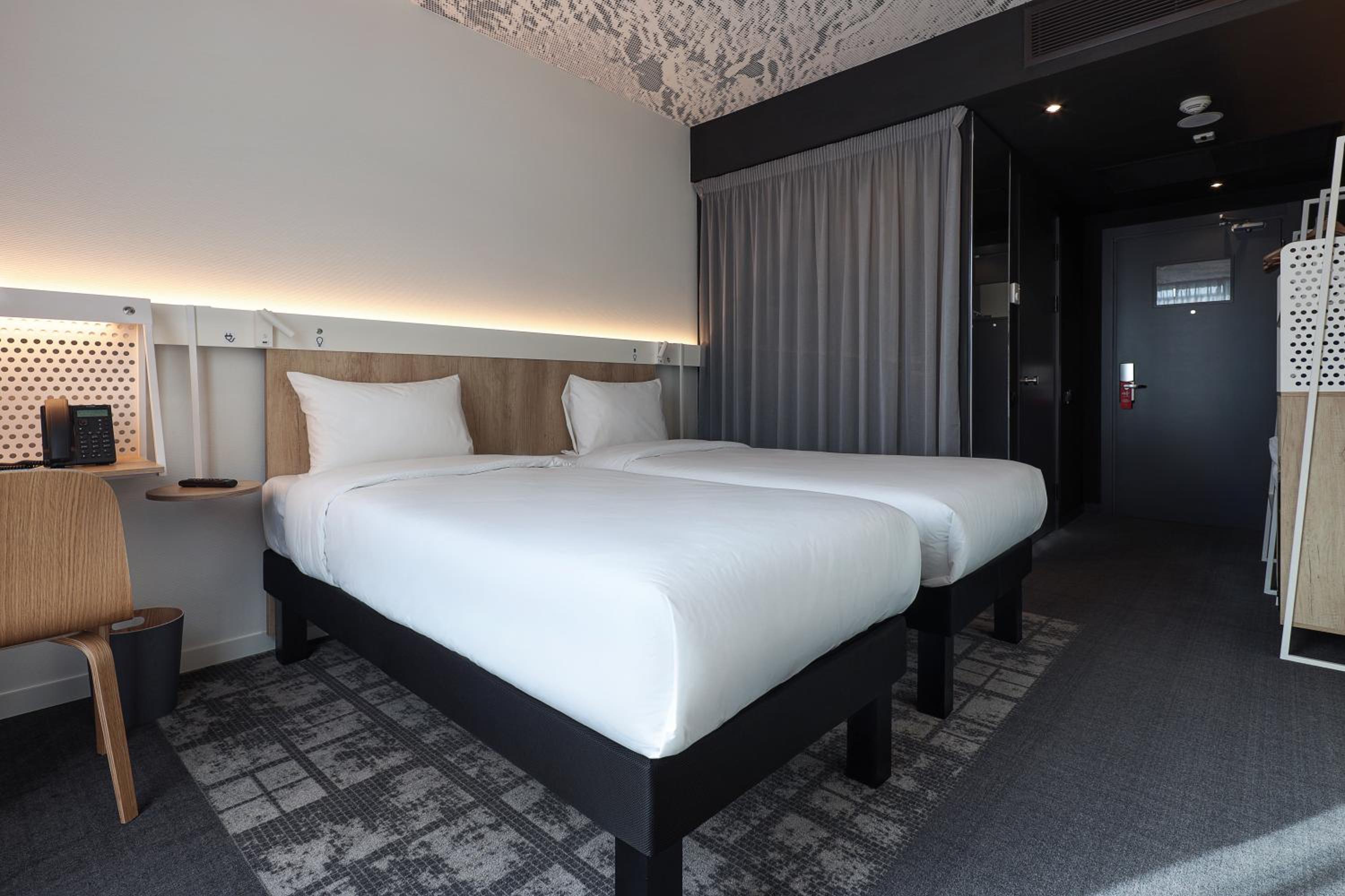 Standard Twin Room - Photo 6