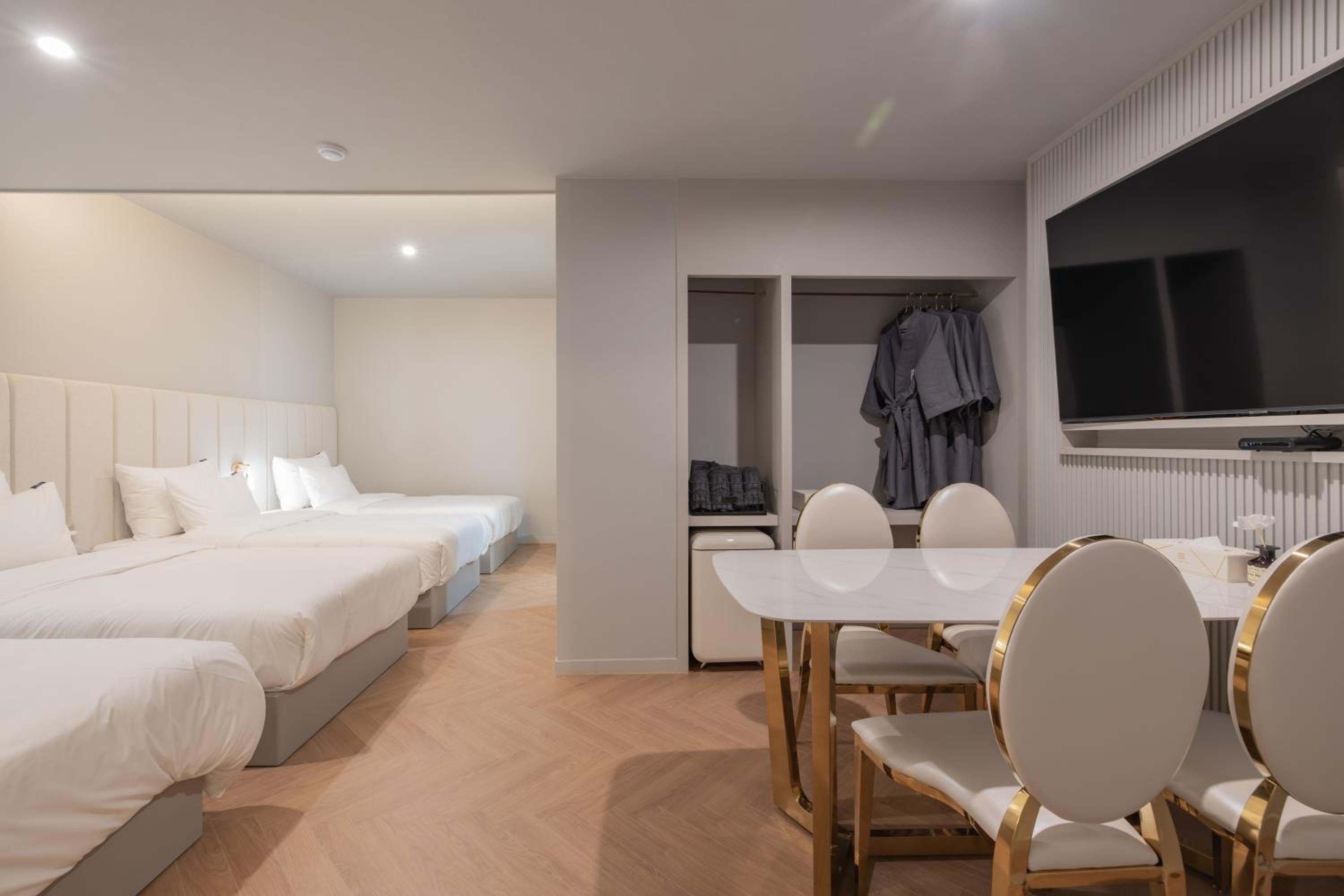 Family Suite - Photo 11