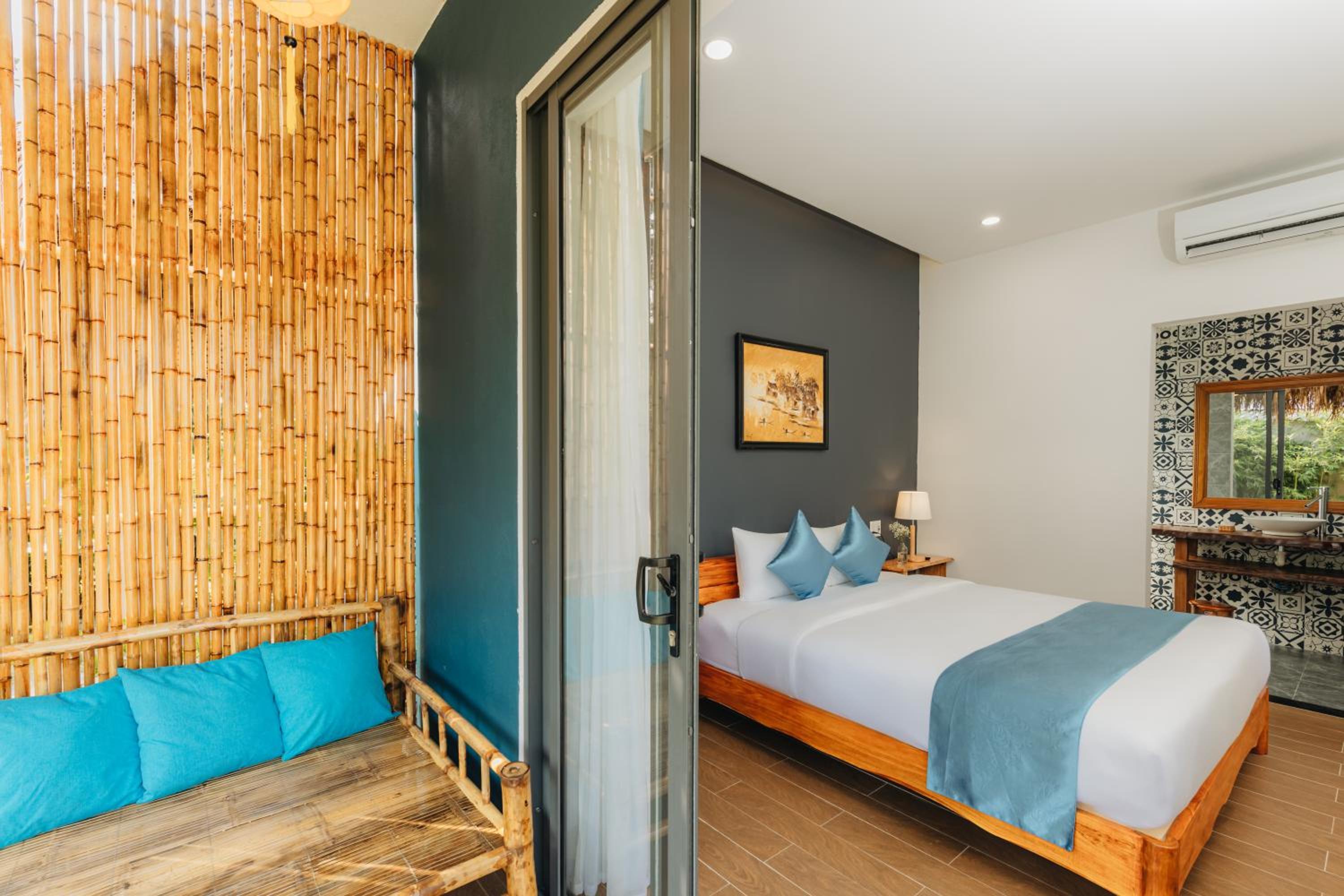 Deluxe Double Room with Balcony photo 1