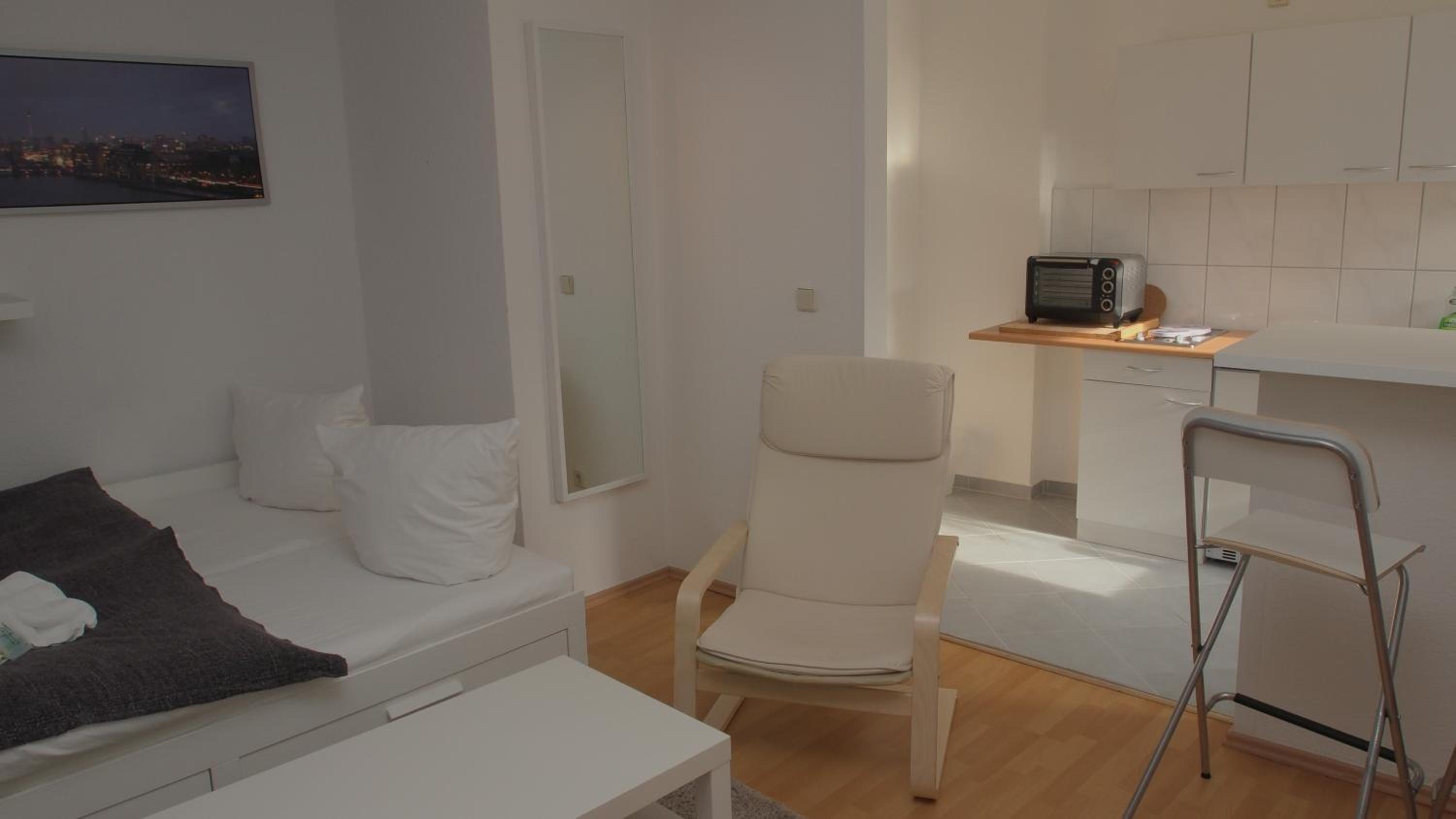 One-Bedroom Apartment - Annex photo 1