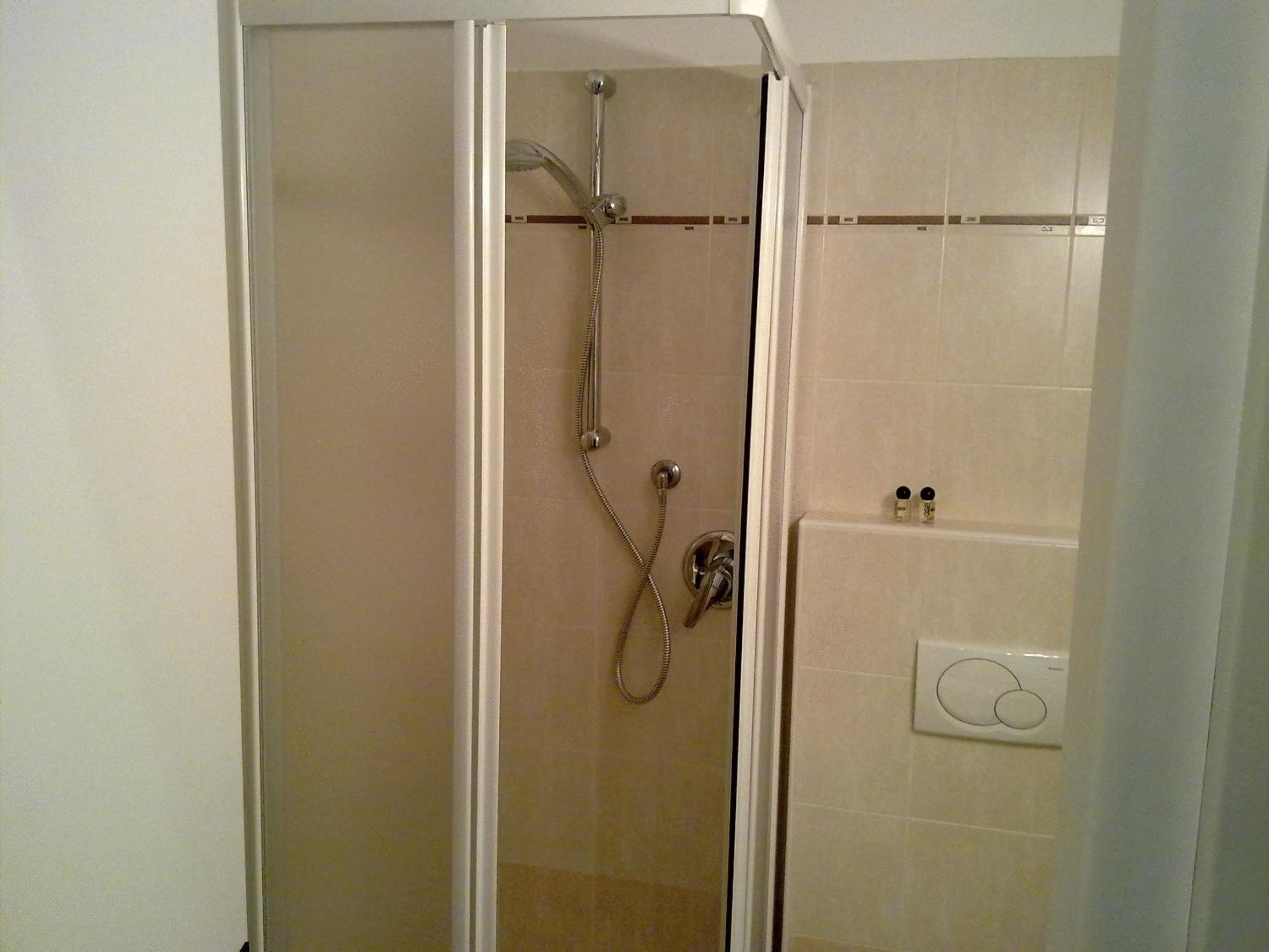 Double or Twin Room - Photo 5