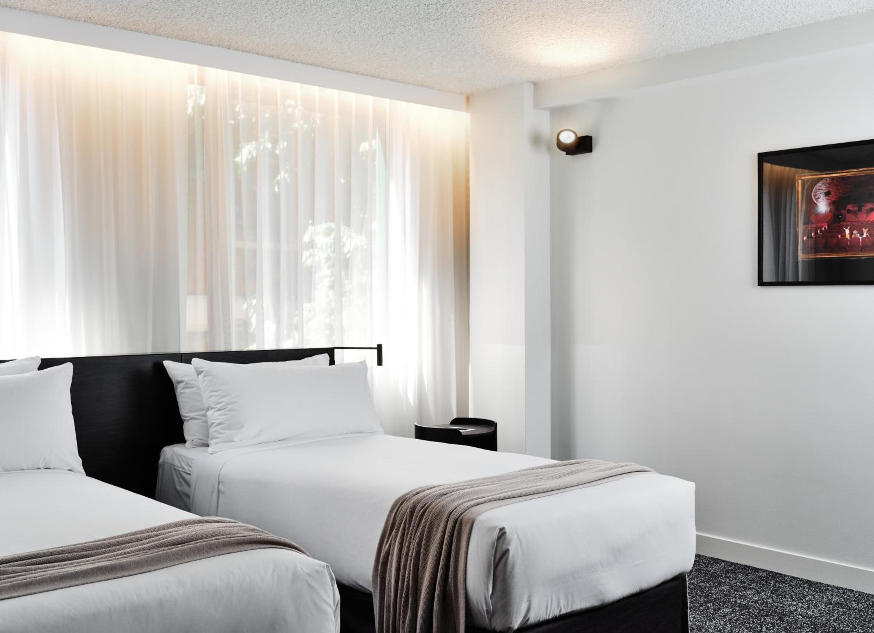 Lancemore Twin Room – complimentary drinks during hosted hour and WiFi