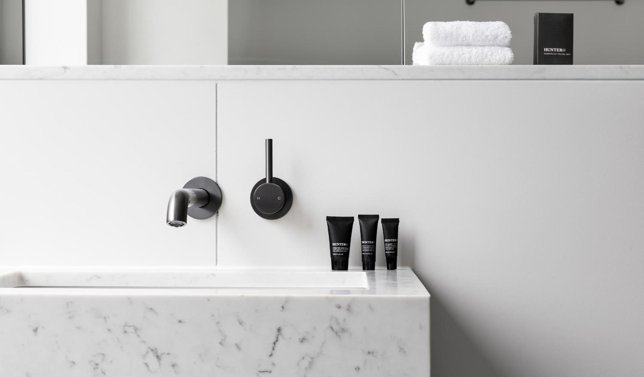 Lancemore Twin Room – complimentary drinks during hosted hour and WiFi
