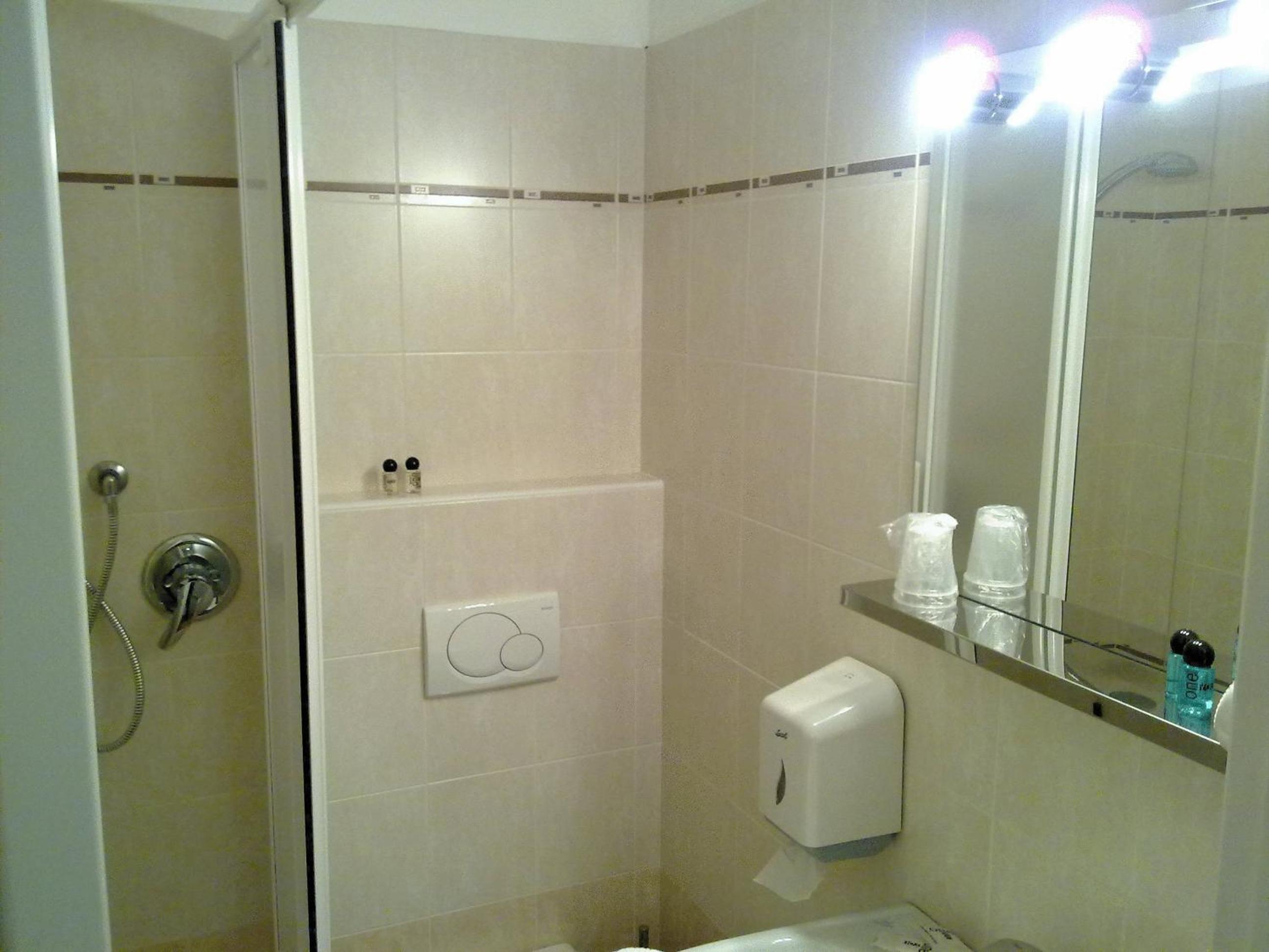 Double or Twin Room - Photo 7