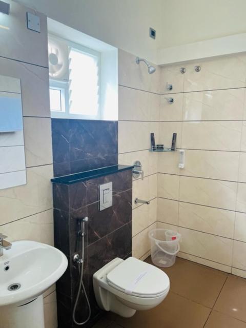 Deluxe King Suite - Photo 6
