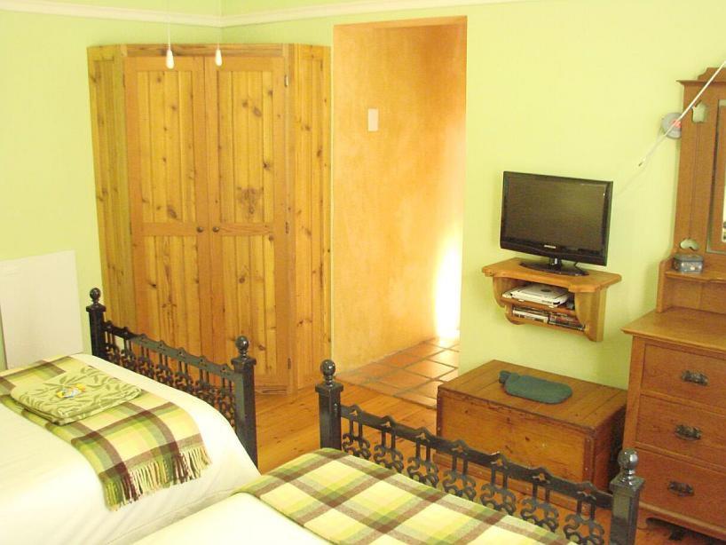 Large Twin Room - Photo 1