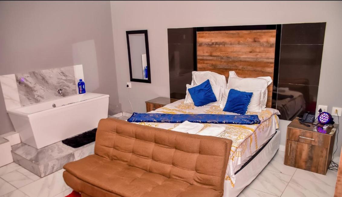 Suite - Photo 3