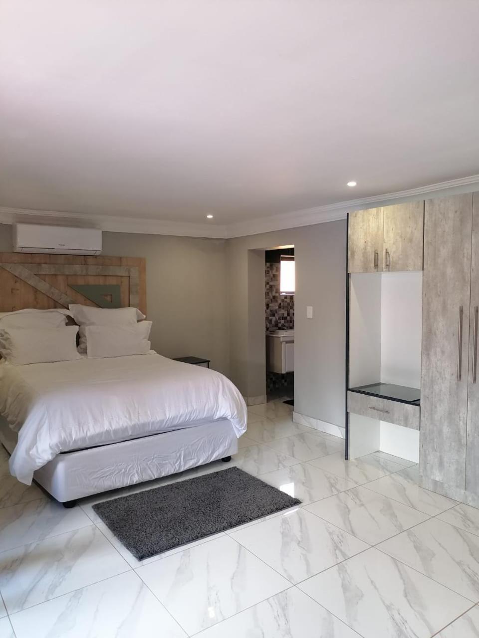 Suite - Photo 2