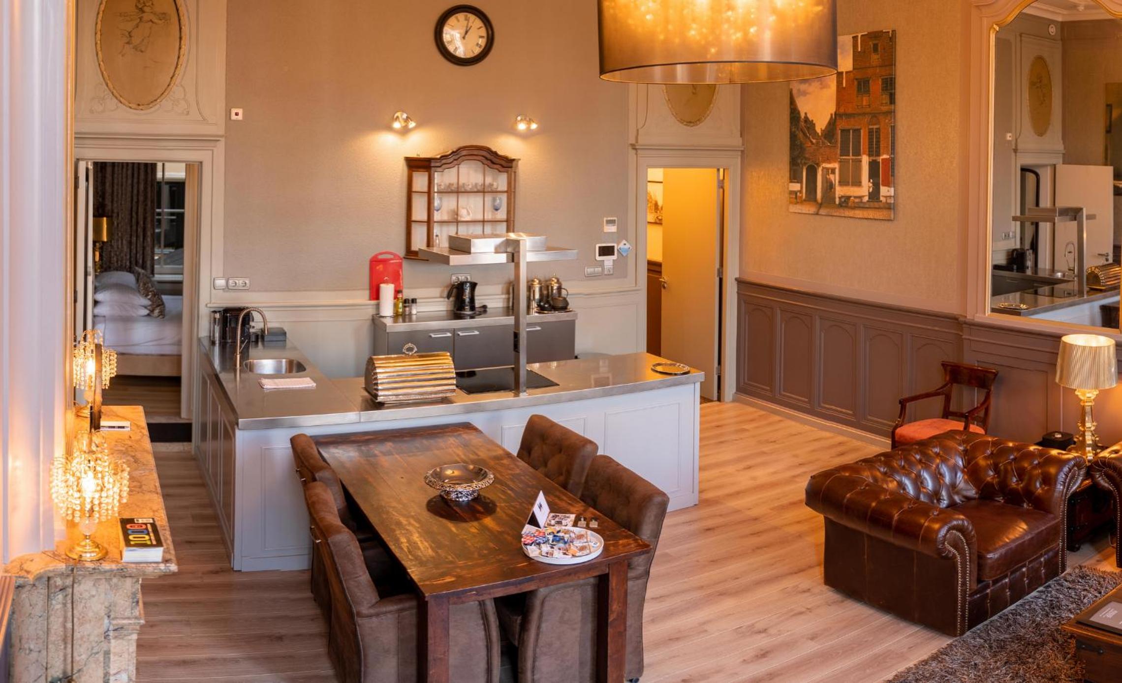 Large 2-bedroom Apartment with Canal View - Johannes Vermeer