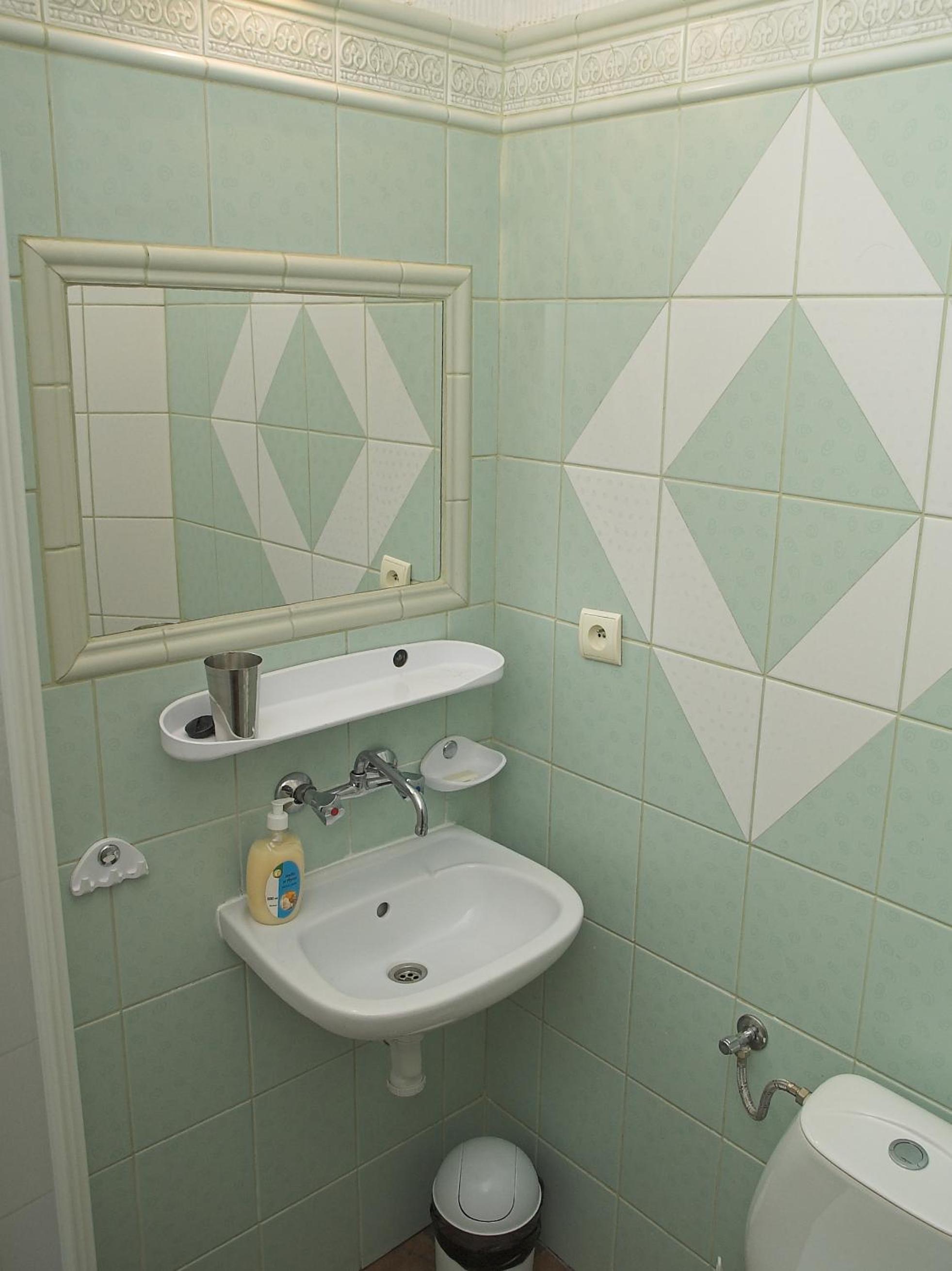 Economy Twin Room - Photo 3