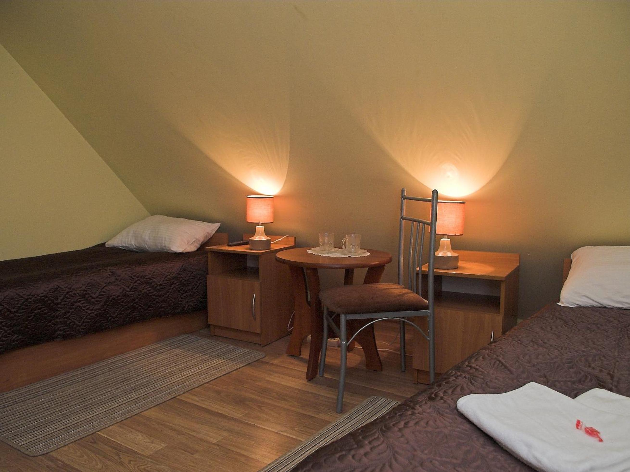 Economy Twin Room - Photo 6