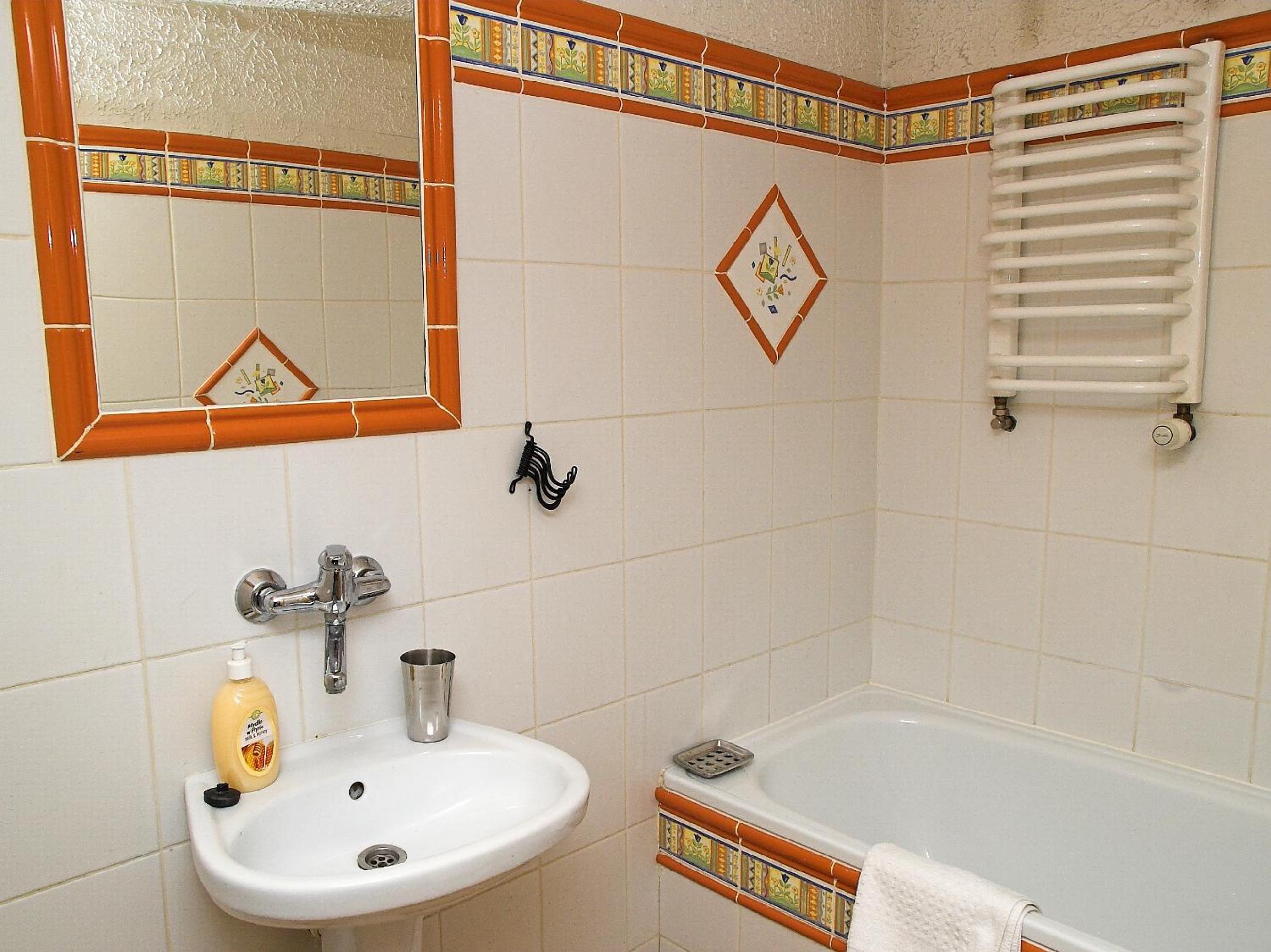 Economy Twin Room - Photo 7