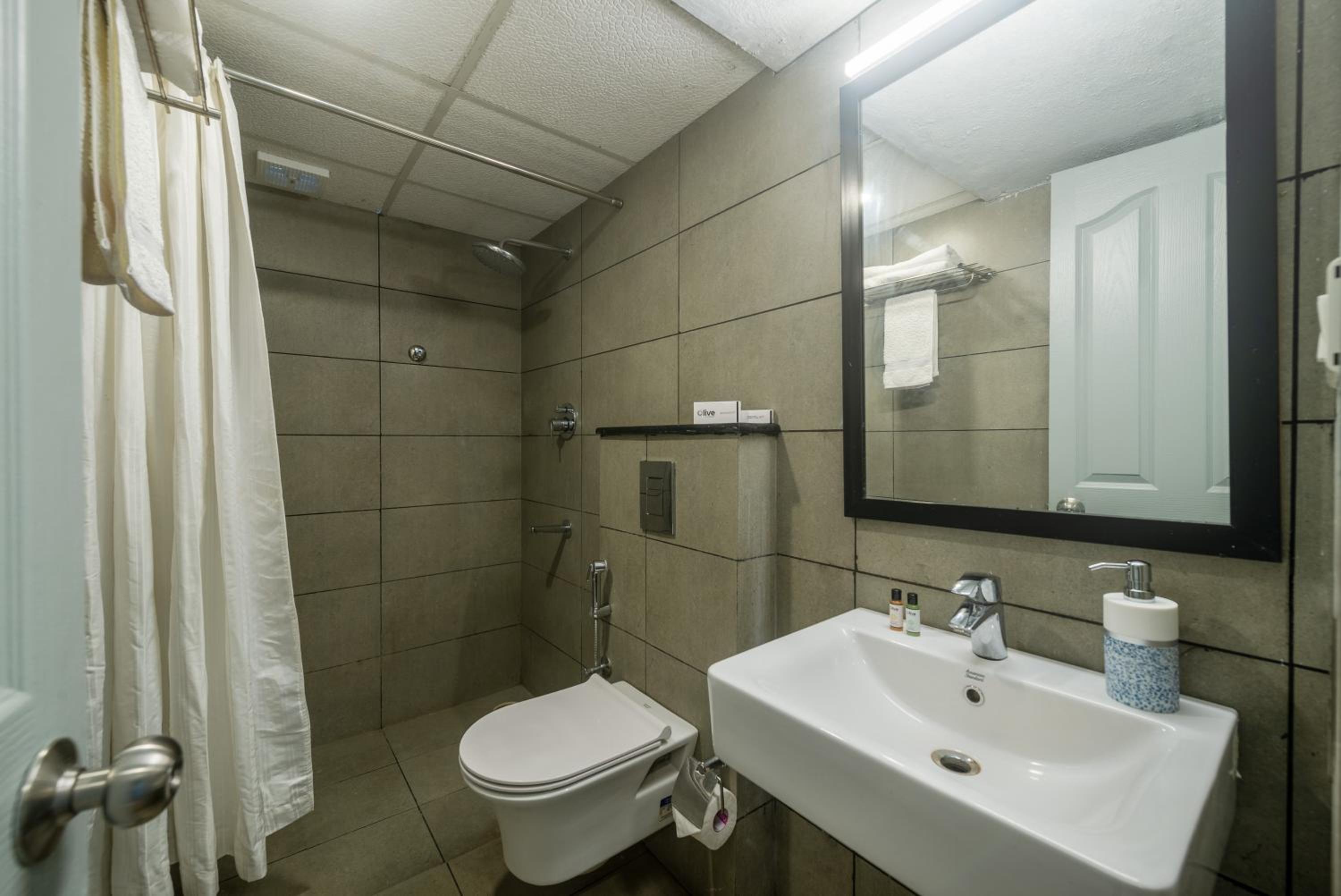 Deluxe Double Room - Photo 11