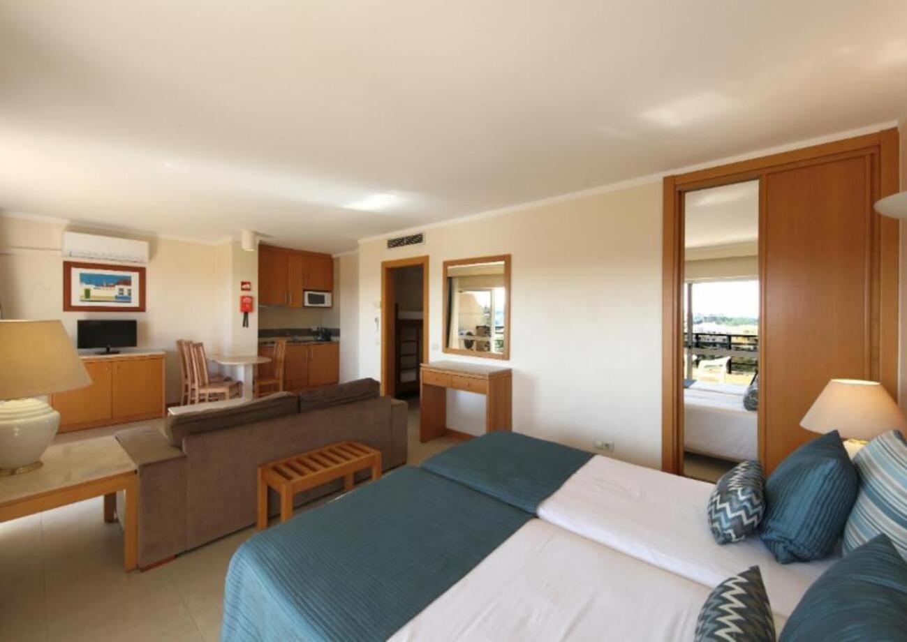 Deluxe Junior Suite with Partial Sea View thumbnail 6