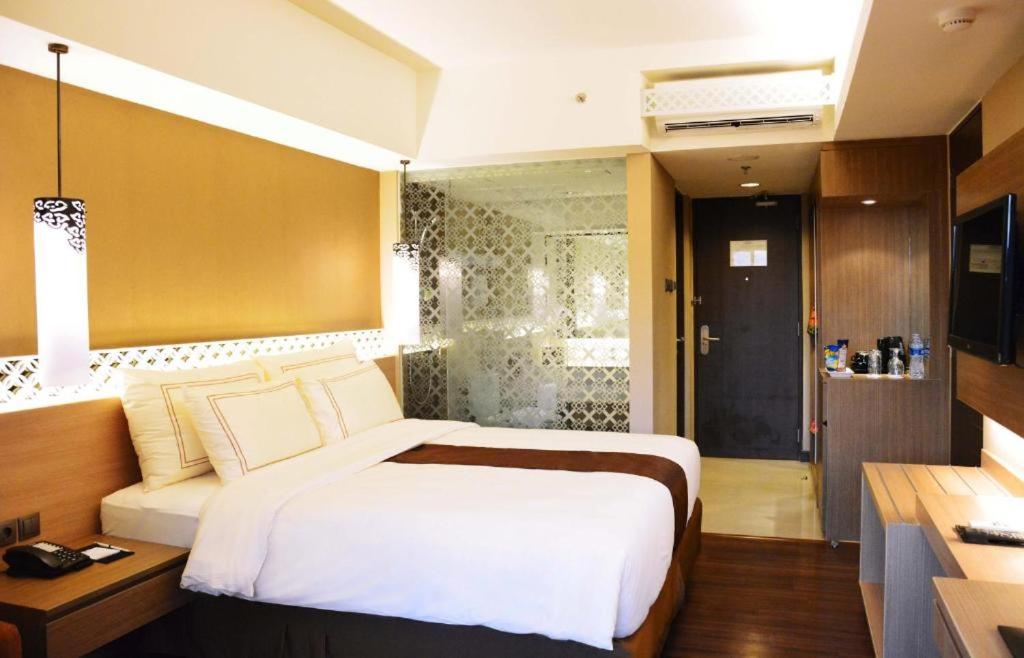 Deluxe King Room - Non-Smoking photo 2