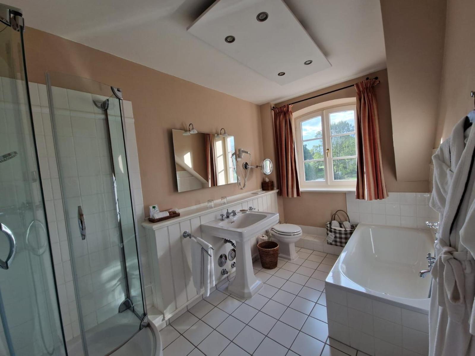 Deluxe Suite - Photo 8
