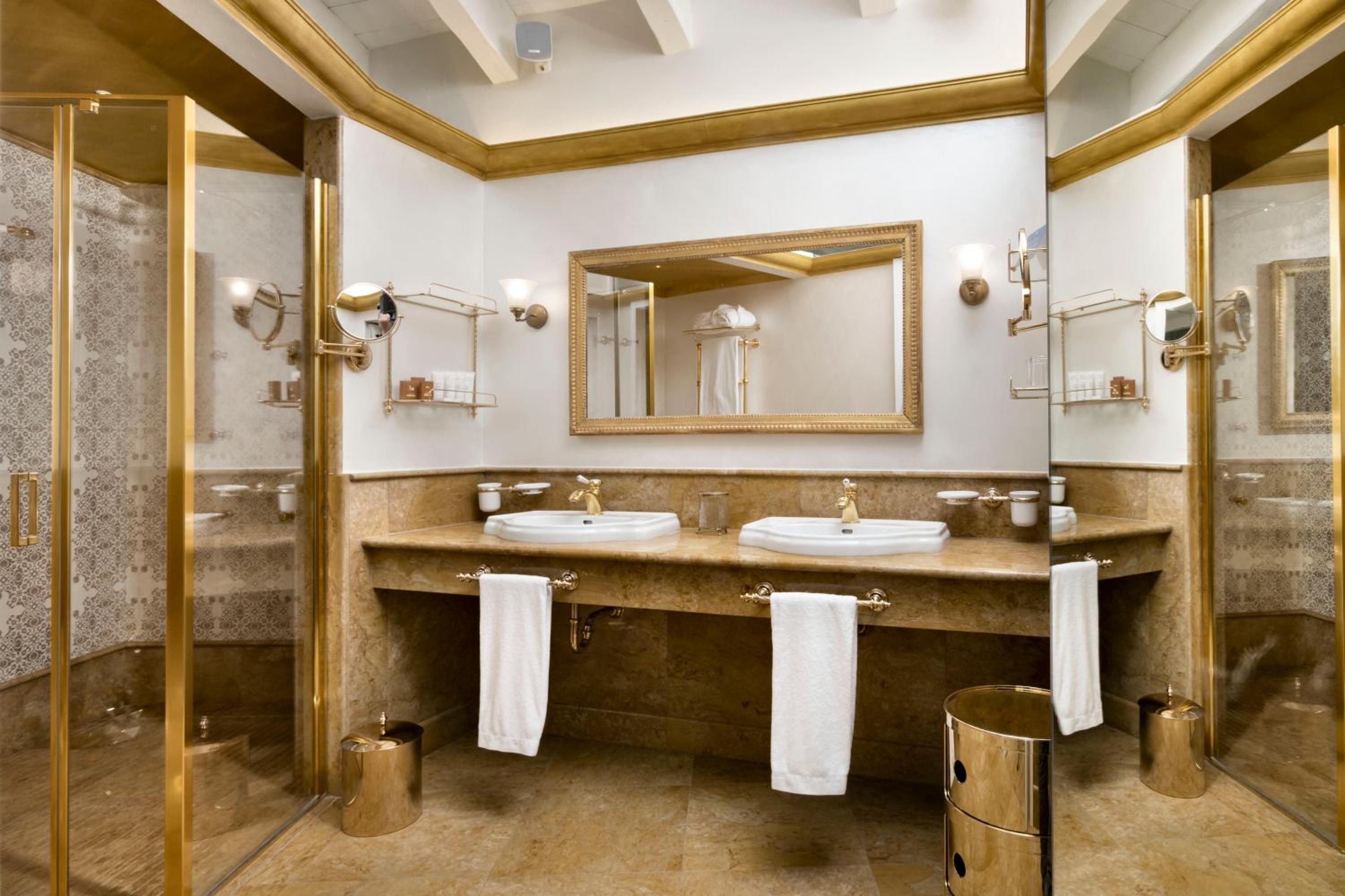 Signature Suite - Photo 3