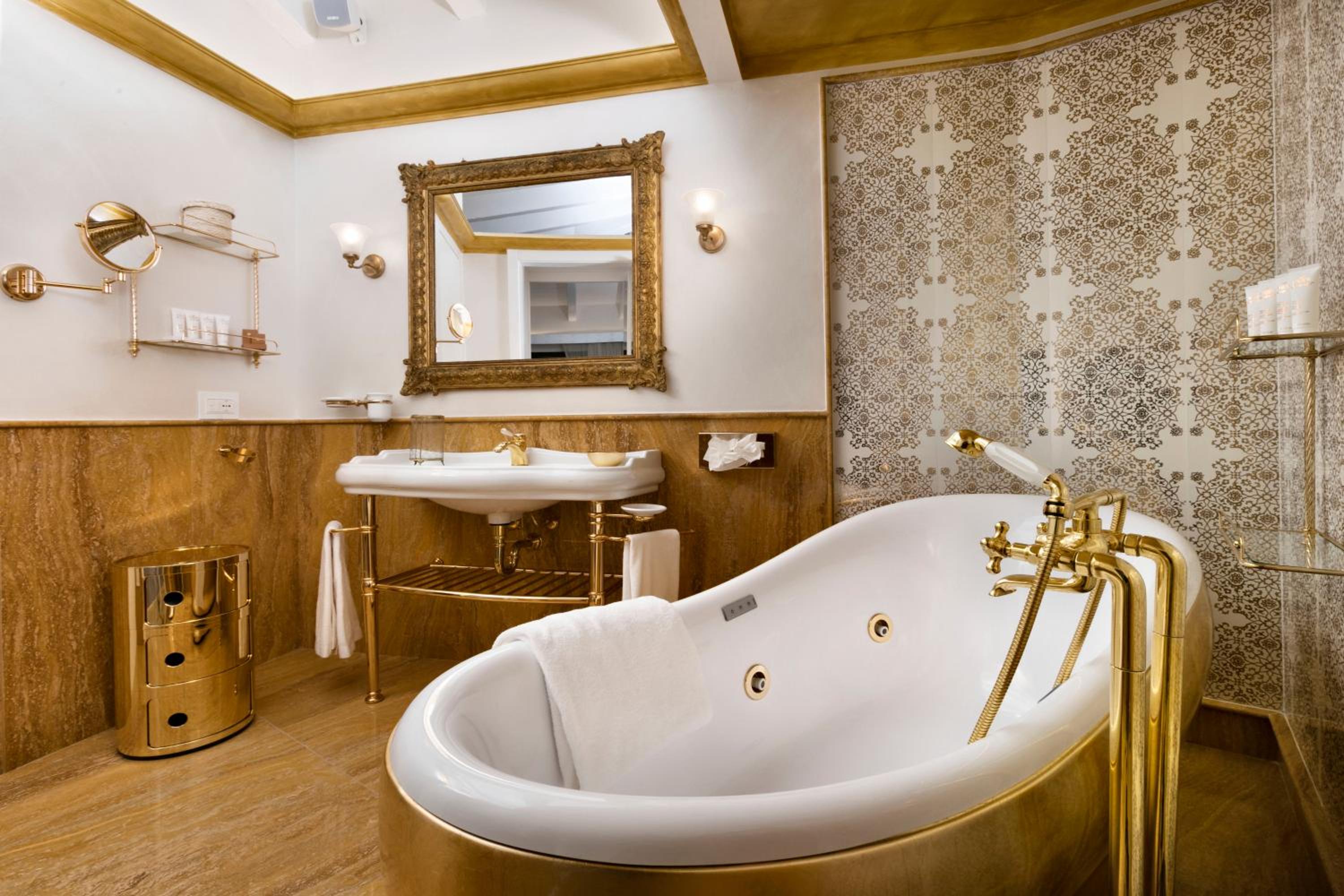 Signature Suite - Photo 4