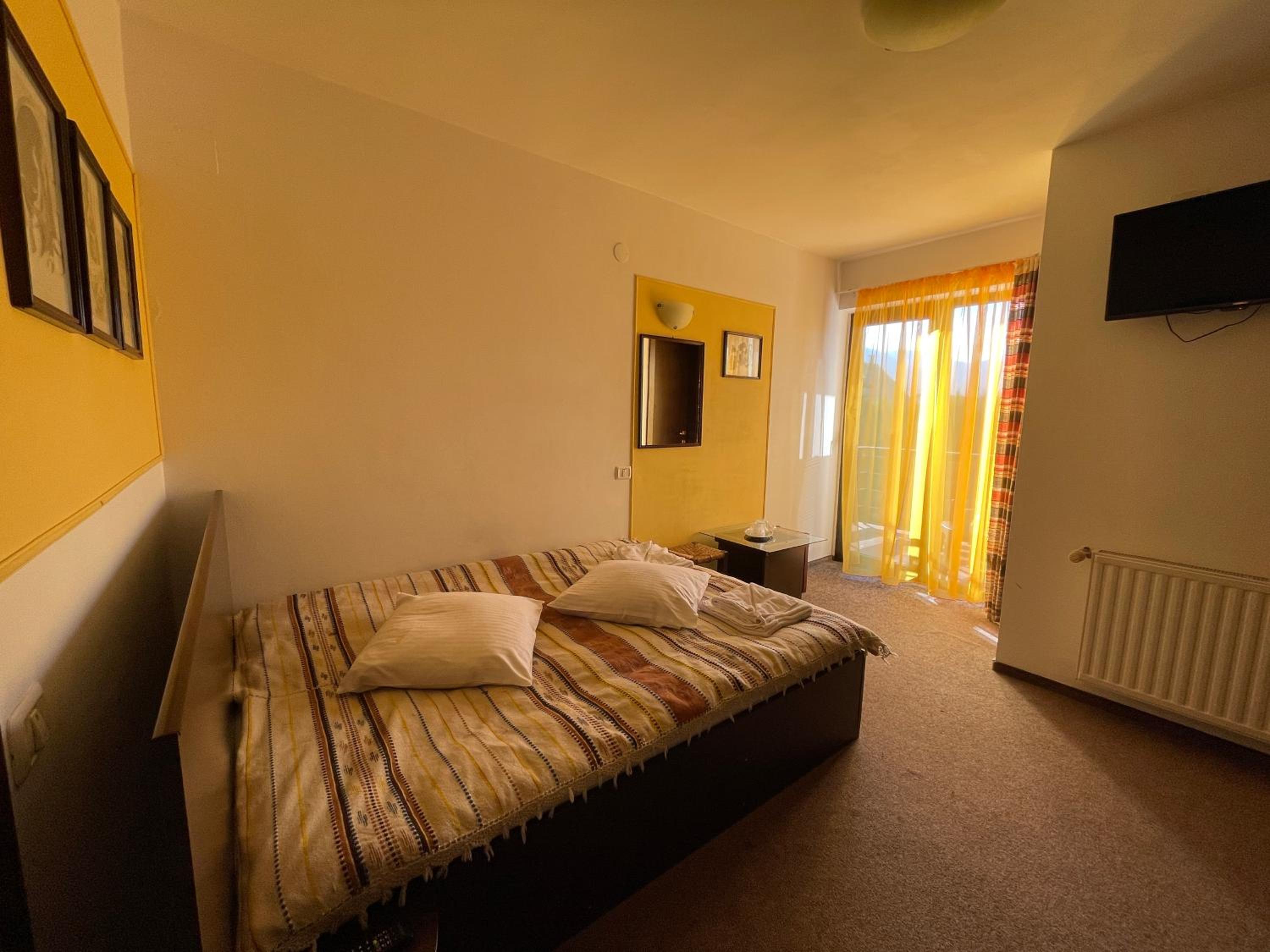 Double Room with Balcony - Photo 3