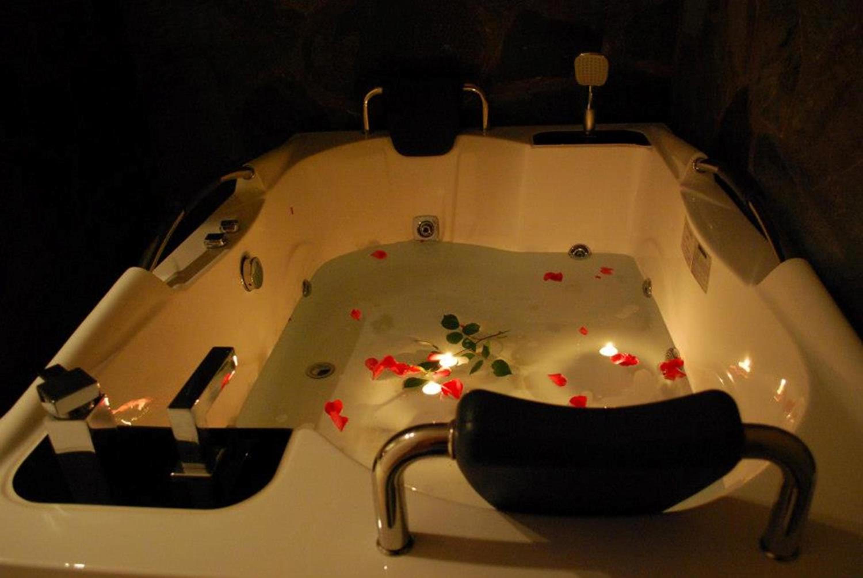 Queen Suite with Spa Bath photo 3