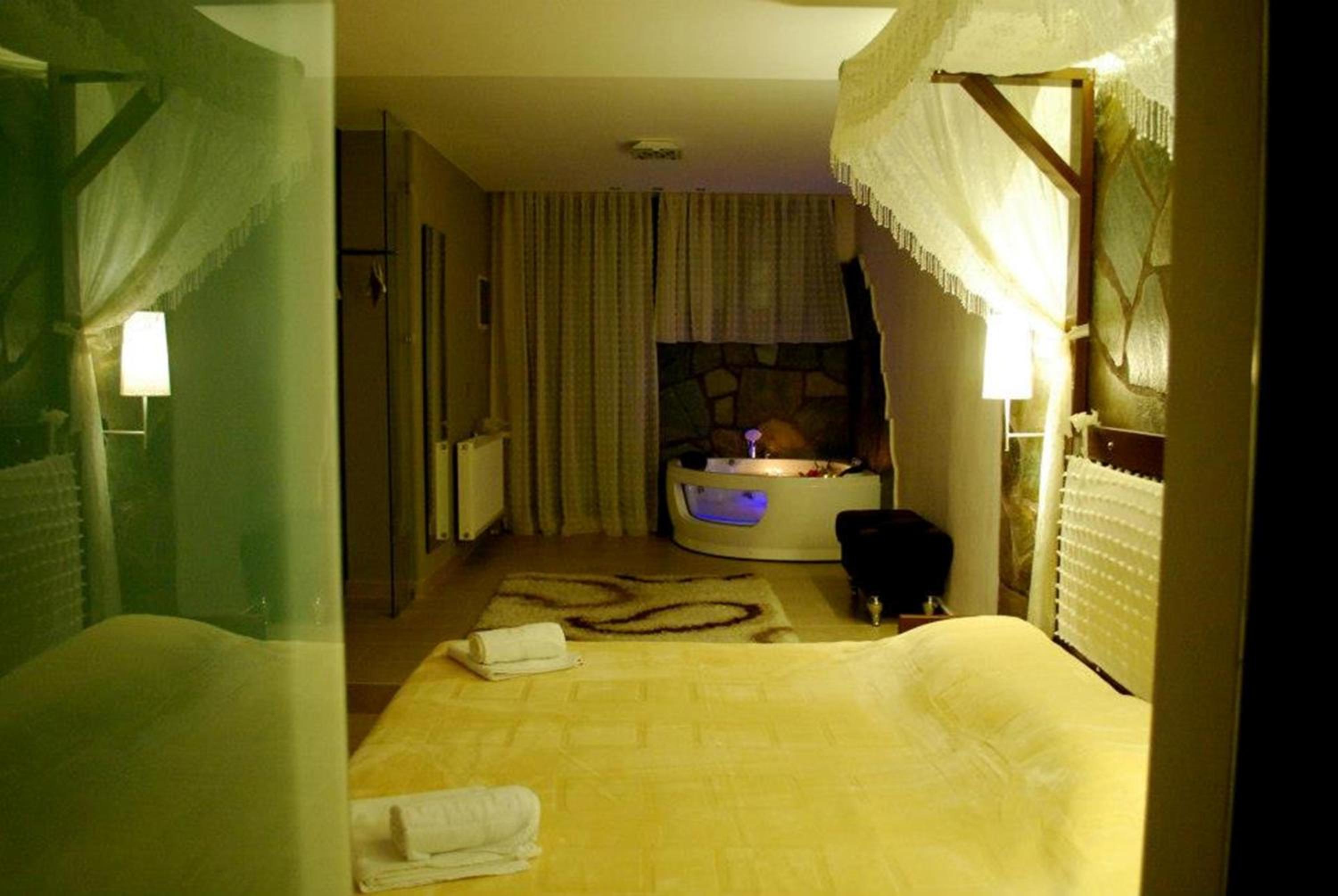 Queen Suite with Spa Bath photo 1