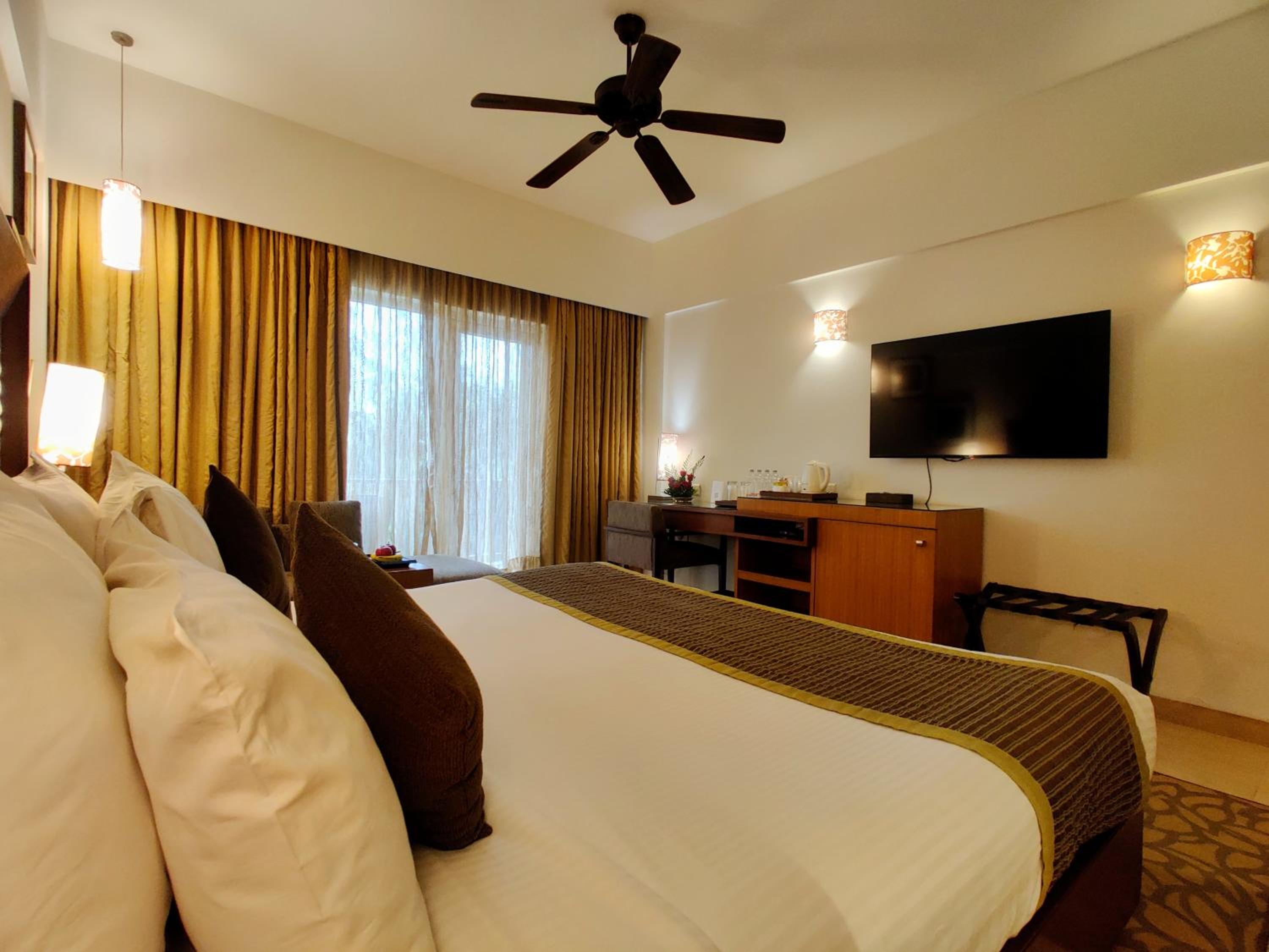 Classic King Room with 20% off on Session on Spa , Food & Beverages and complimentary Access to Water Park Rides - Photo 4