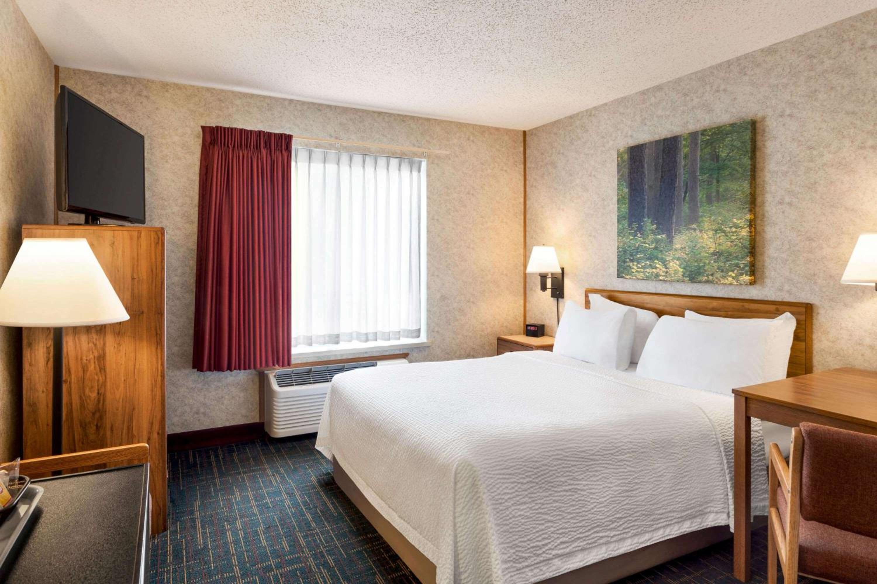 Queen Room - Non-Smoking - Photo 2