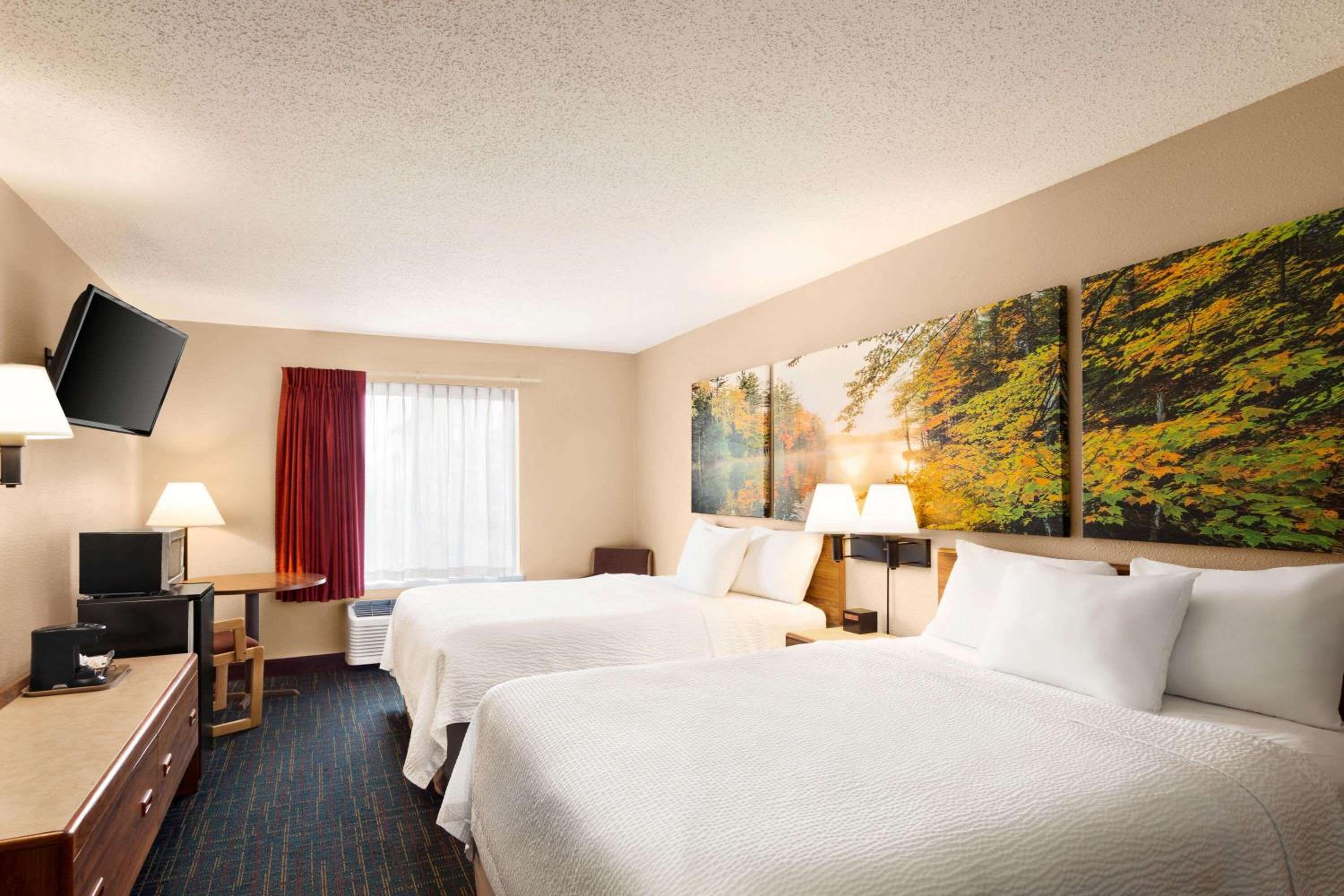 Queen Room with Two Queen Beds - Non-Smoking - Photo 1
