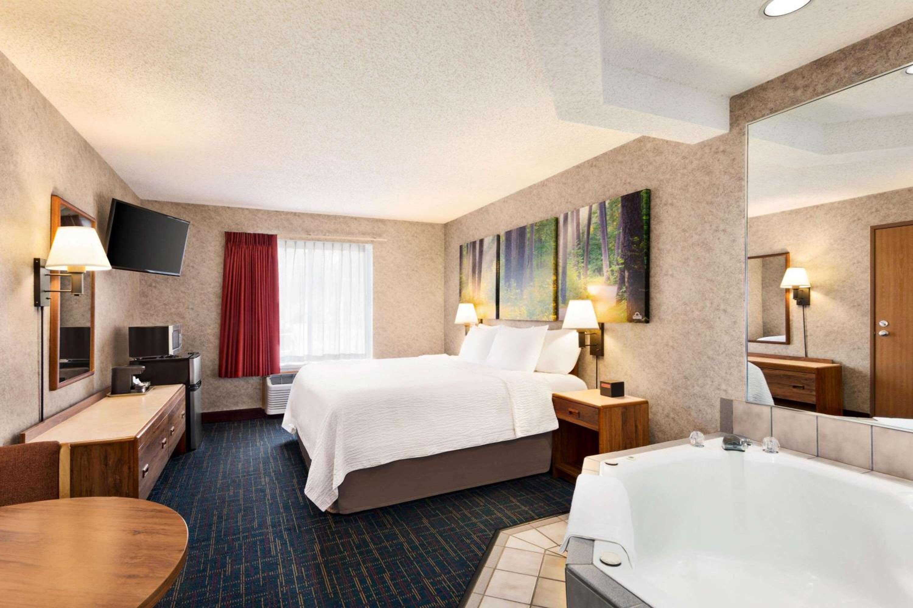 1 King Bed, Studio Suite, Non-Smoking - Photo 1