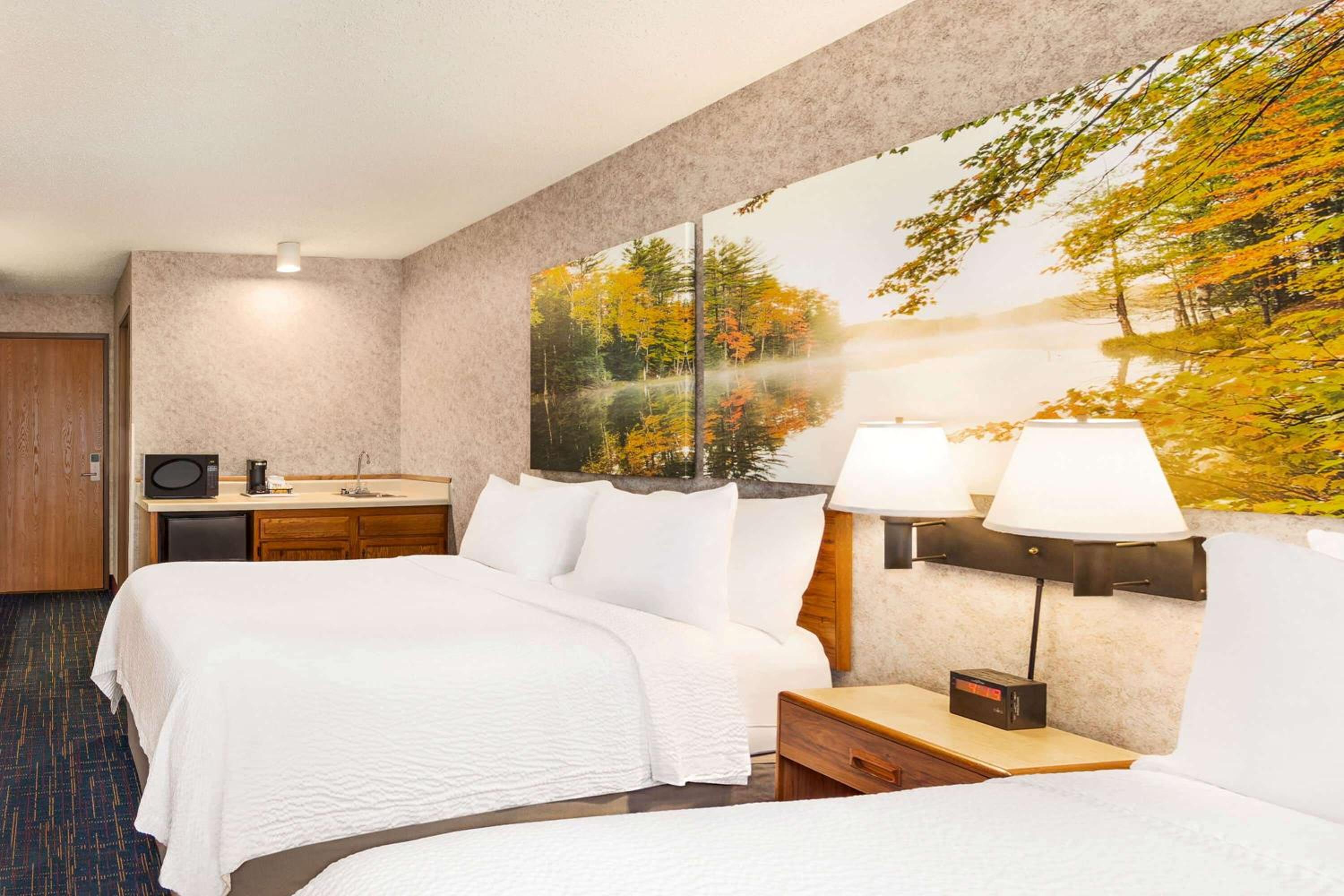 Queen Room with Two Queen Beds - Non-Smoking - Photo 3