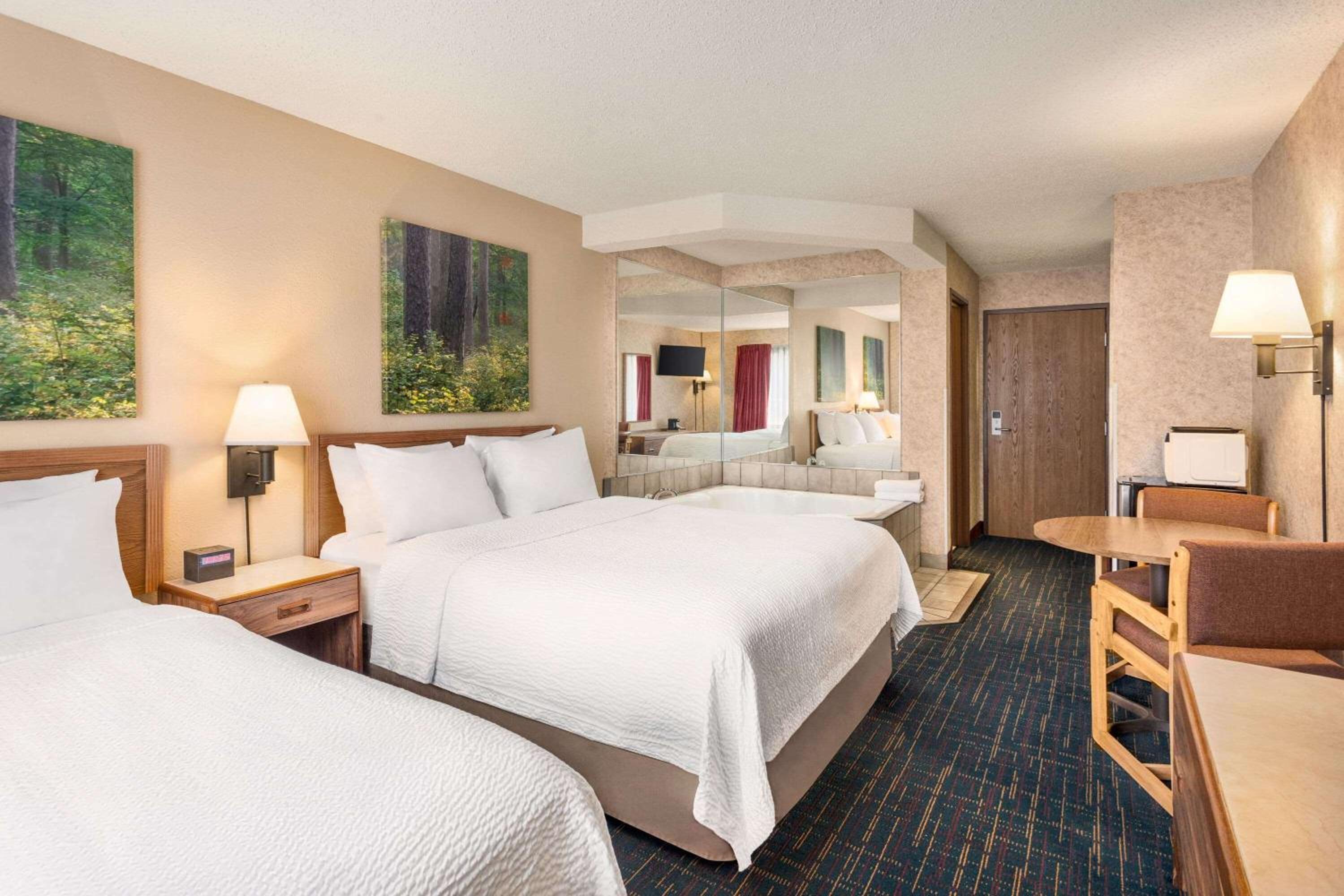 Deluxe Queen Suite - Non-Smoking - Photo 2