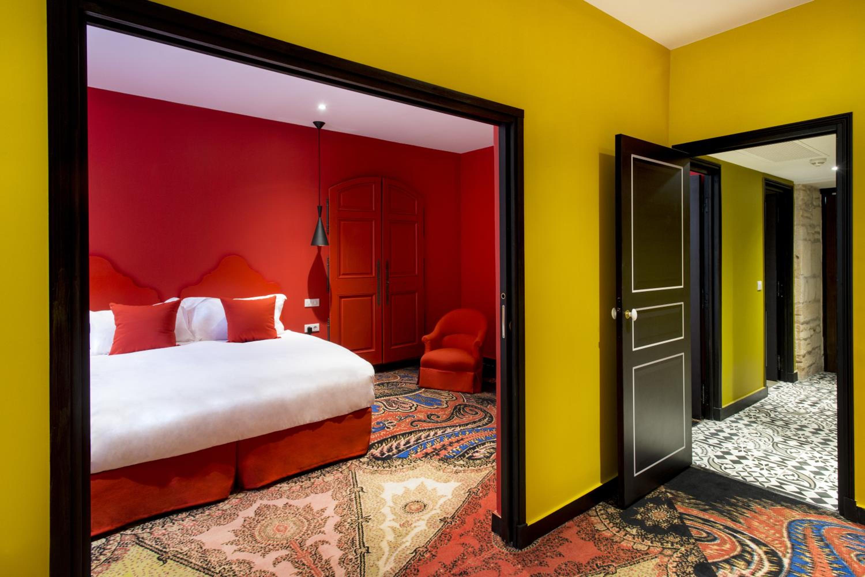 Suite - Photo 1