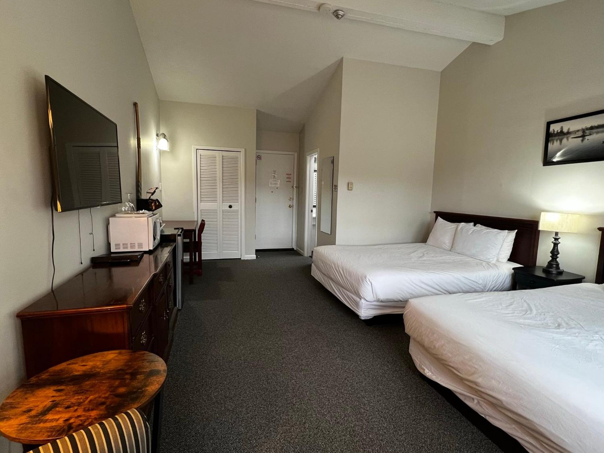 Superior Queen Room with Two Queen Beds with Lake View photo 2