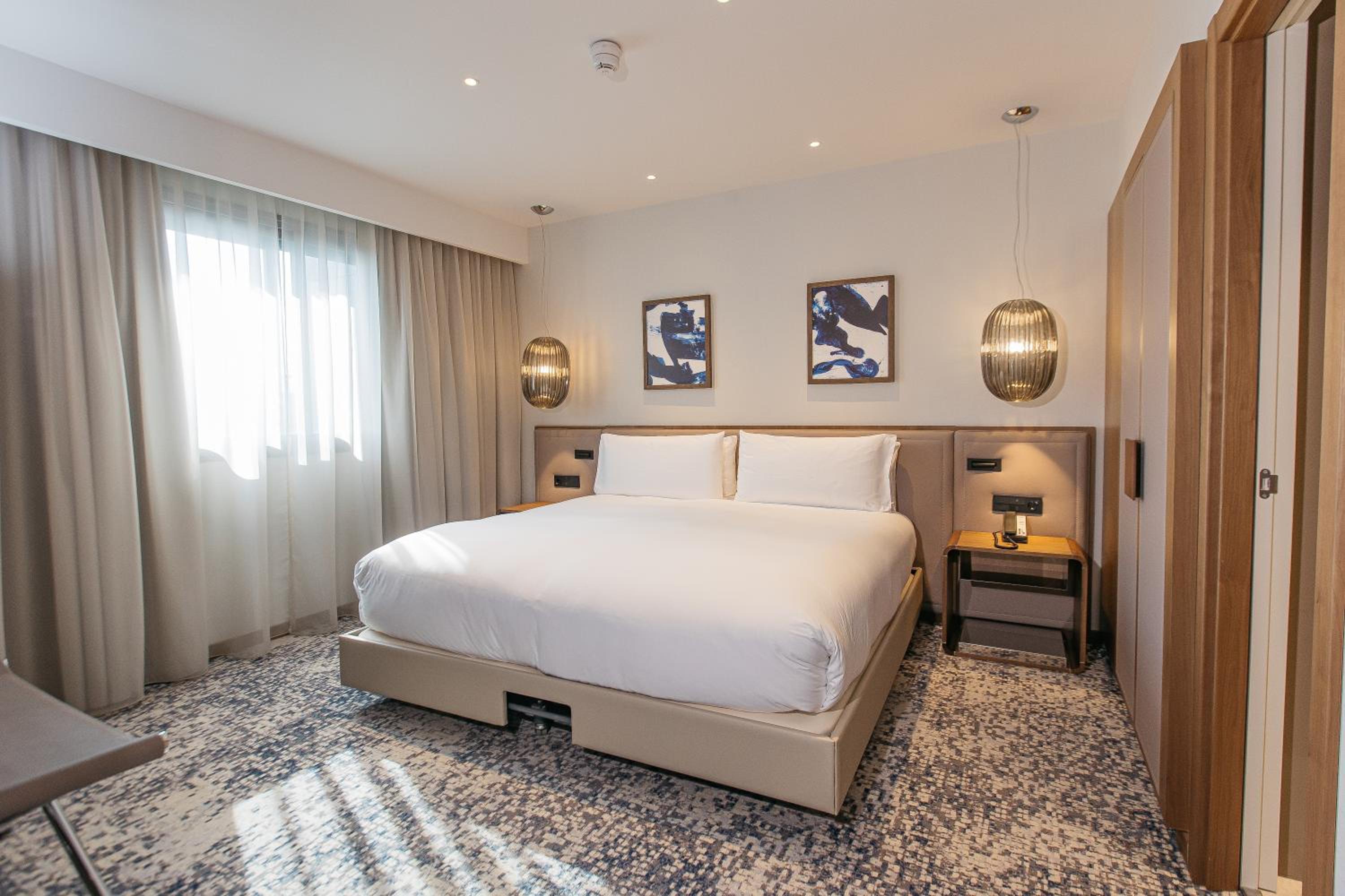 Suite de un dormitorio con cama King, sofá cama y balcón