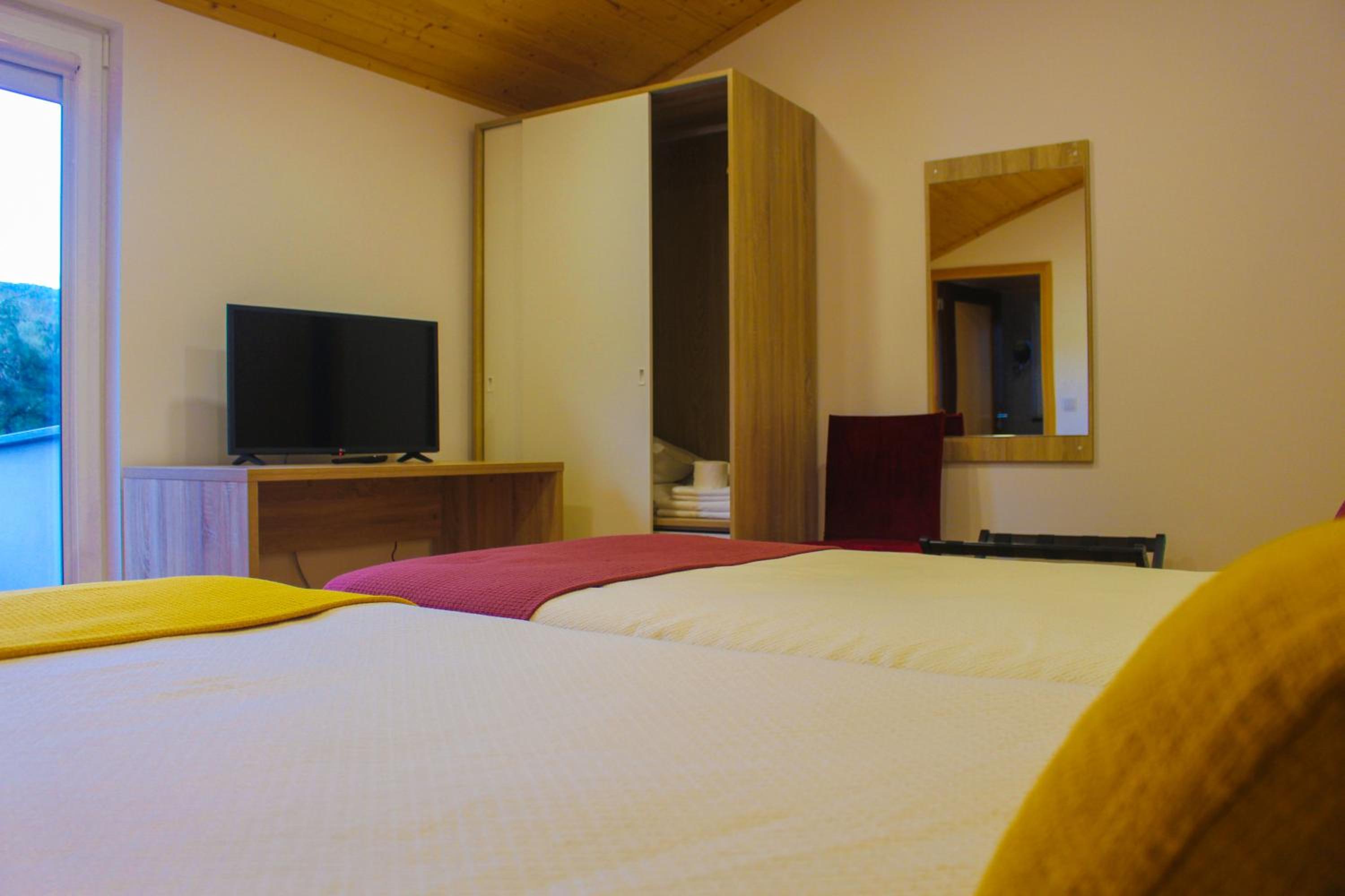 Twin Room with View - Photo 11