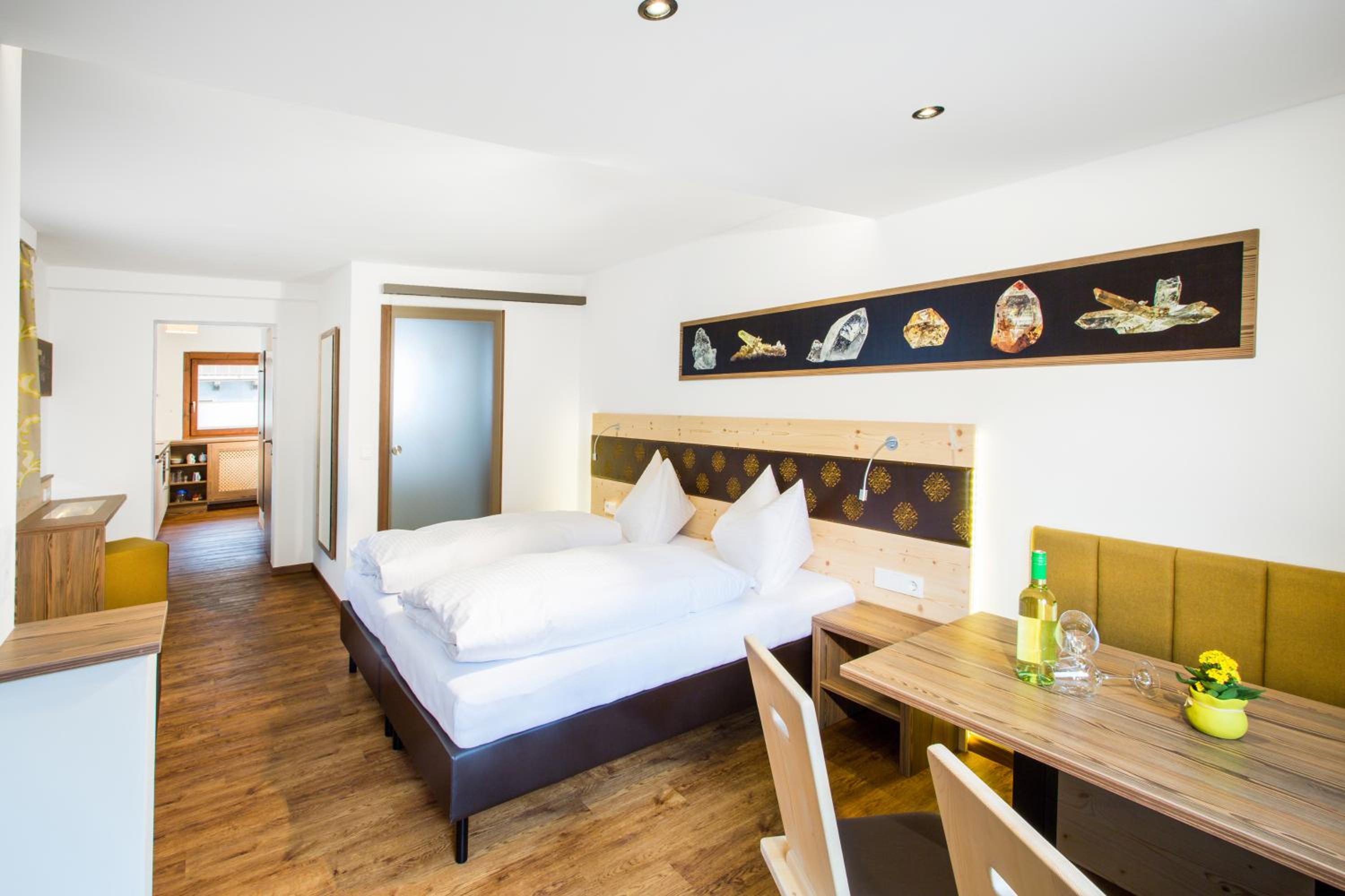 Studio Apartment with Terrace photo 3