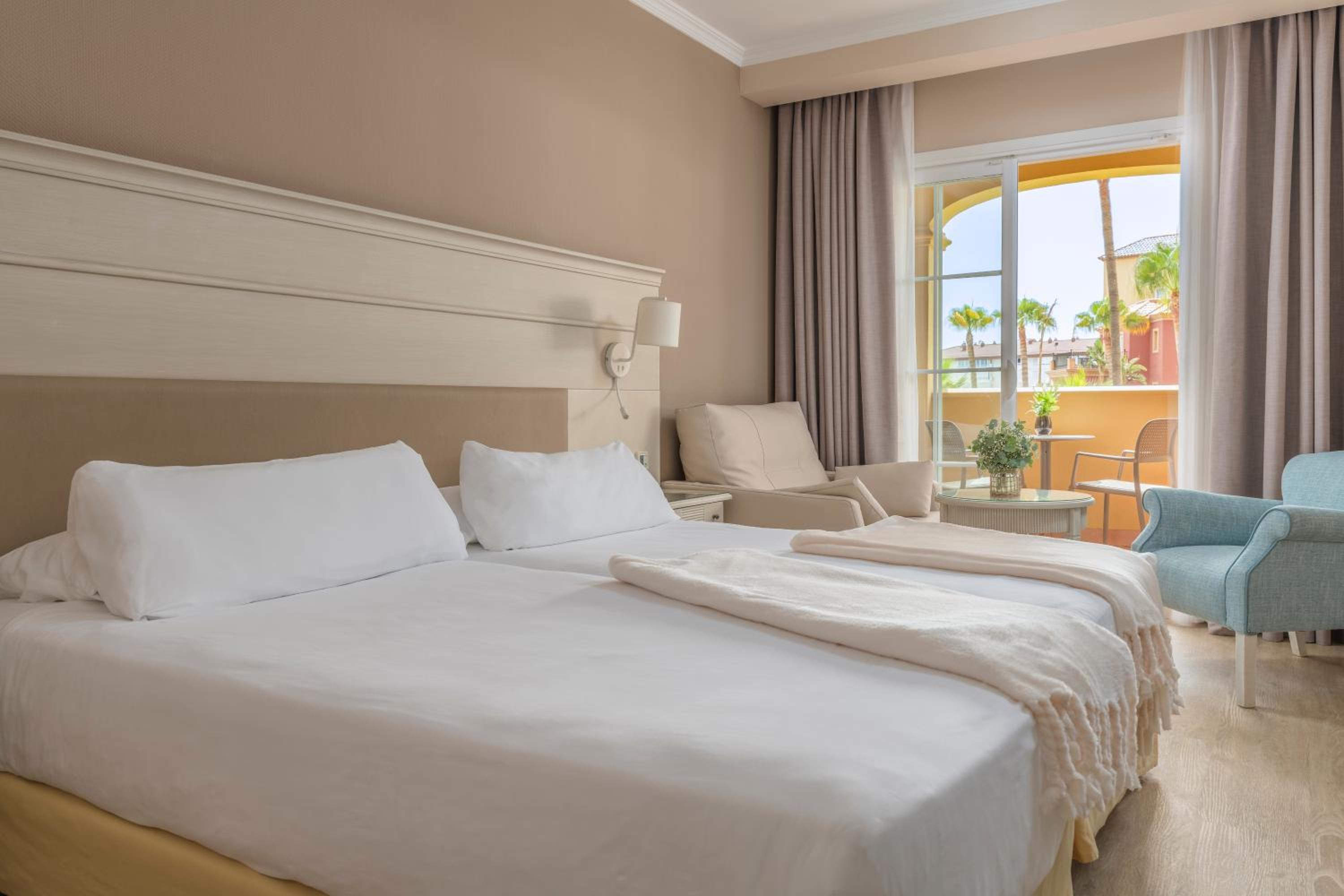 Double or Twin Room with Side Sea View - Photo 3