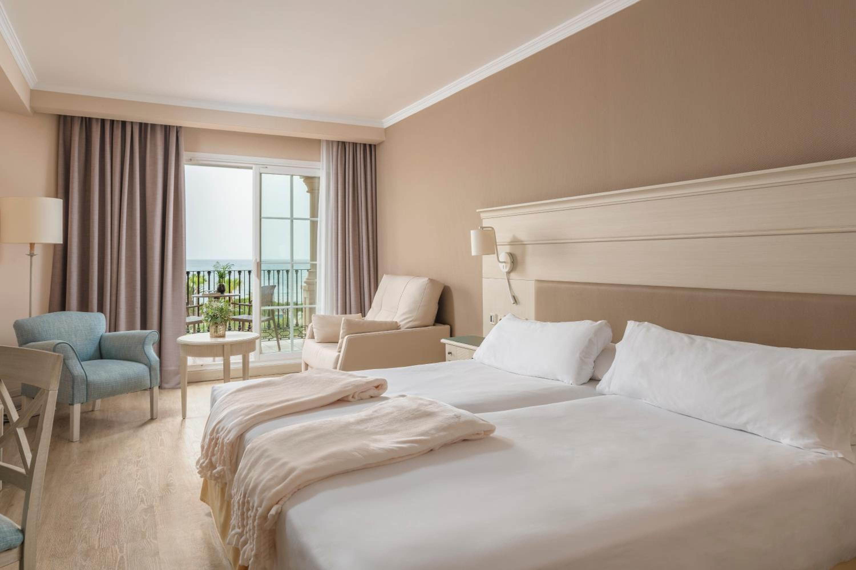 Double or Twin Room with Side Sea View - Photo 2