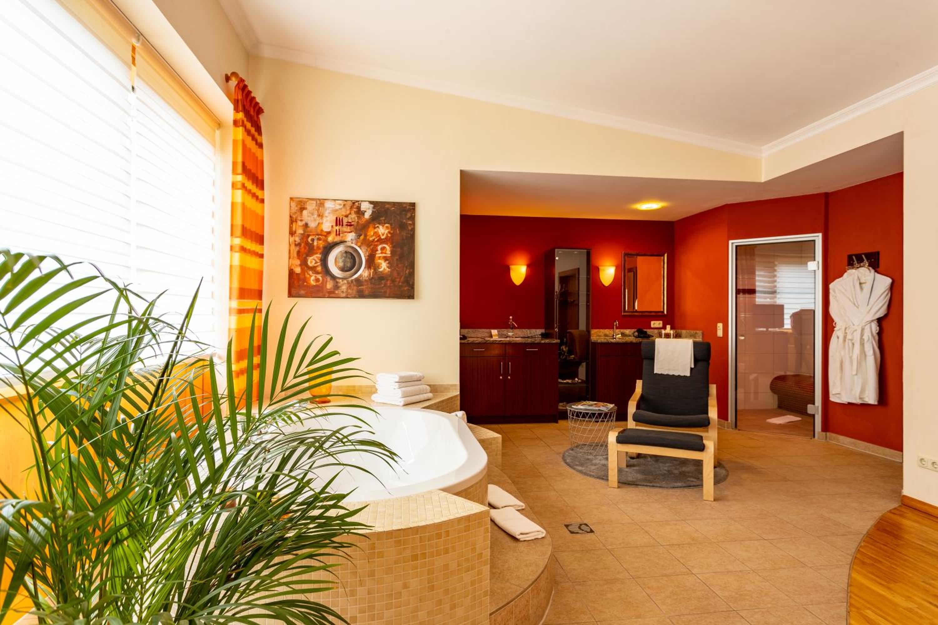 Suite with Hot Tub - Photo 3
