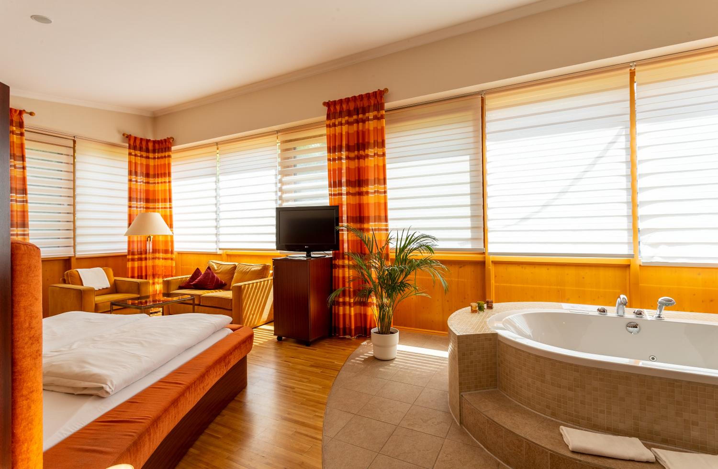 Suite with Hot Tub - Photo 1
