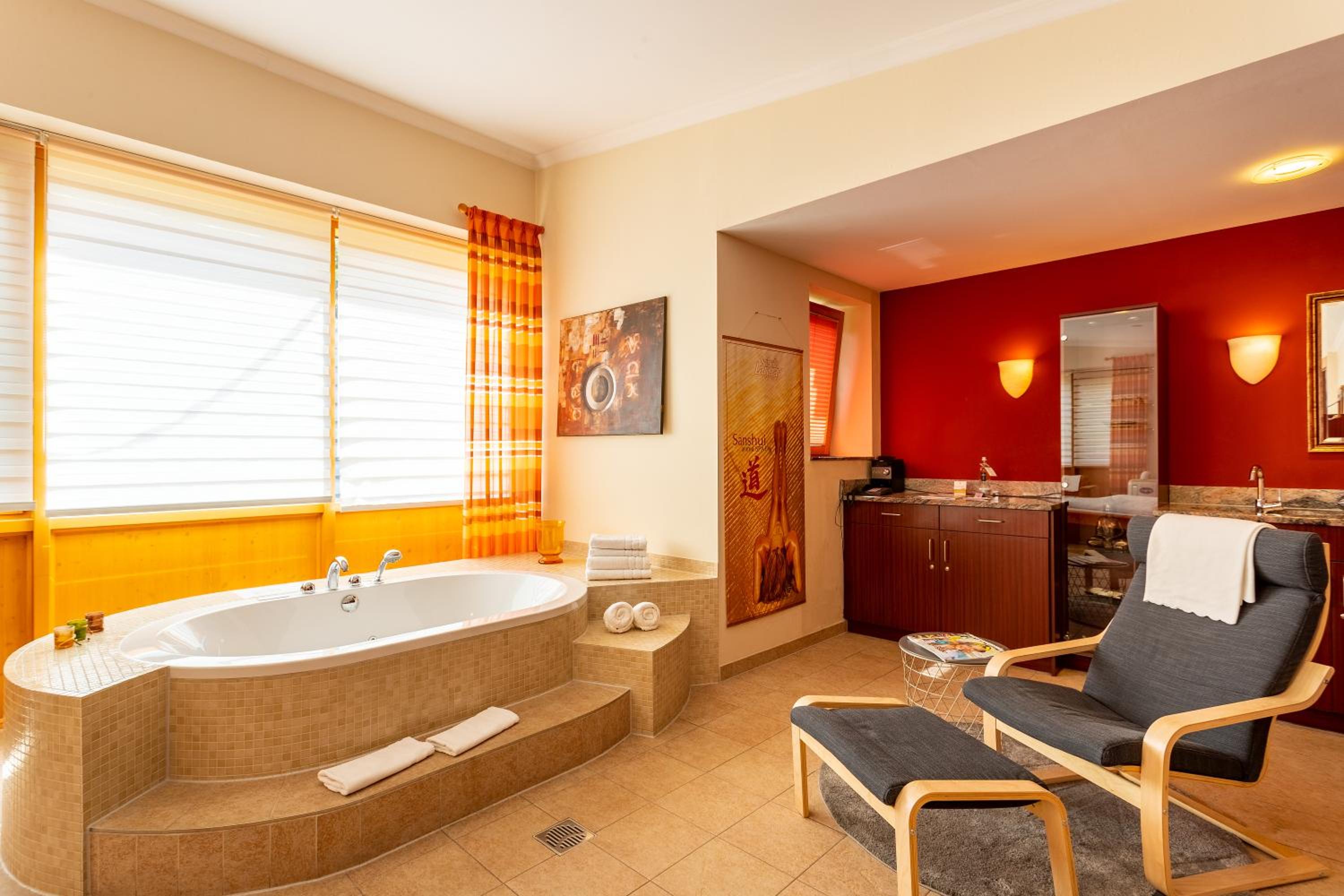 Suite with Hot Tub - Photo 2