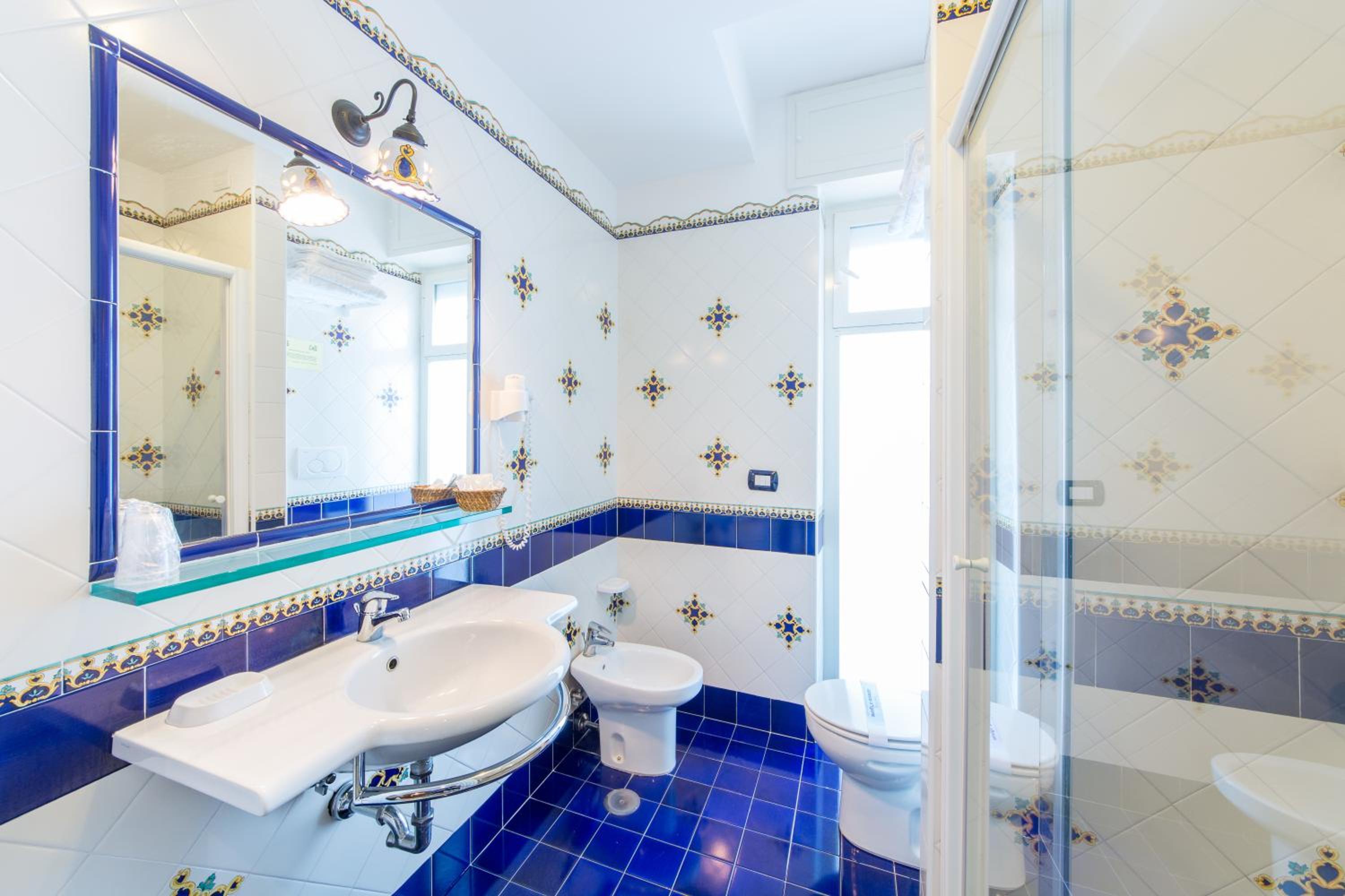 Double Room with Balcony - Photo 8