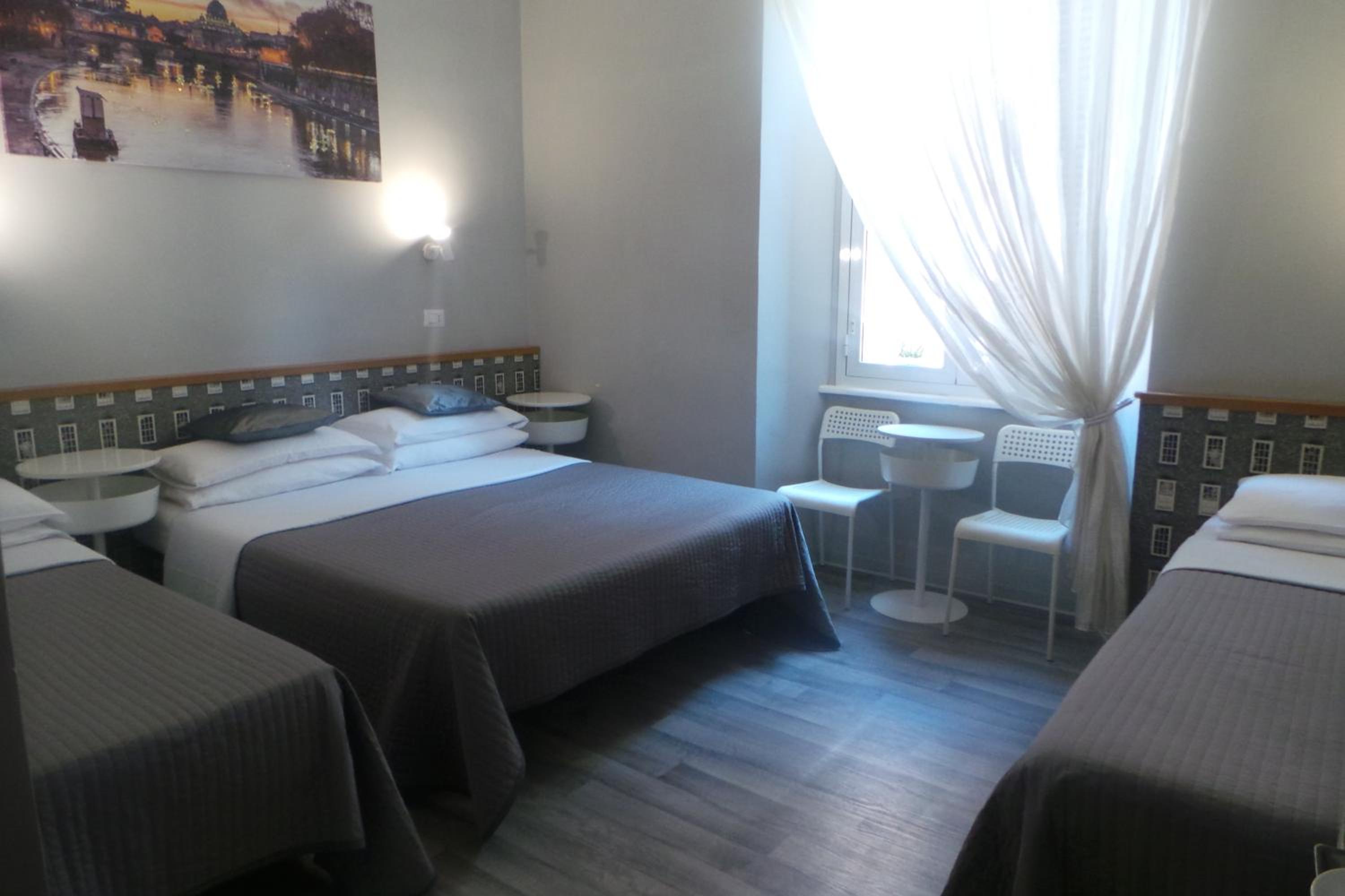 Small Quadruple Room photo 3