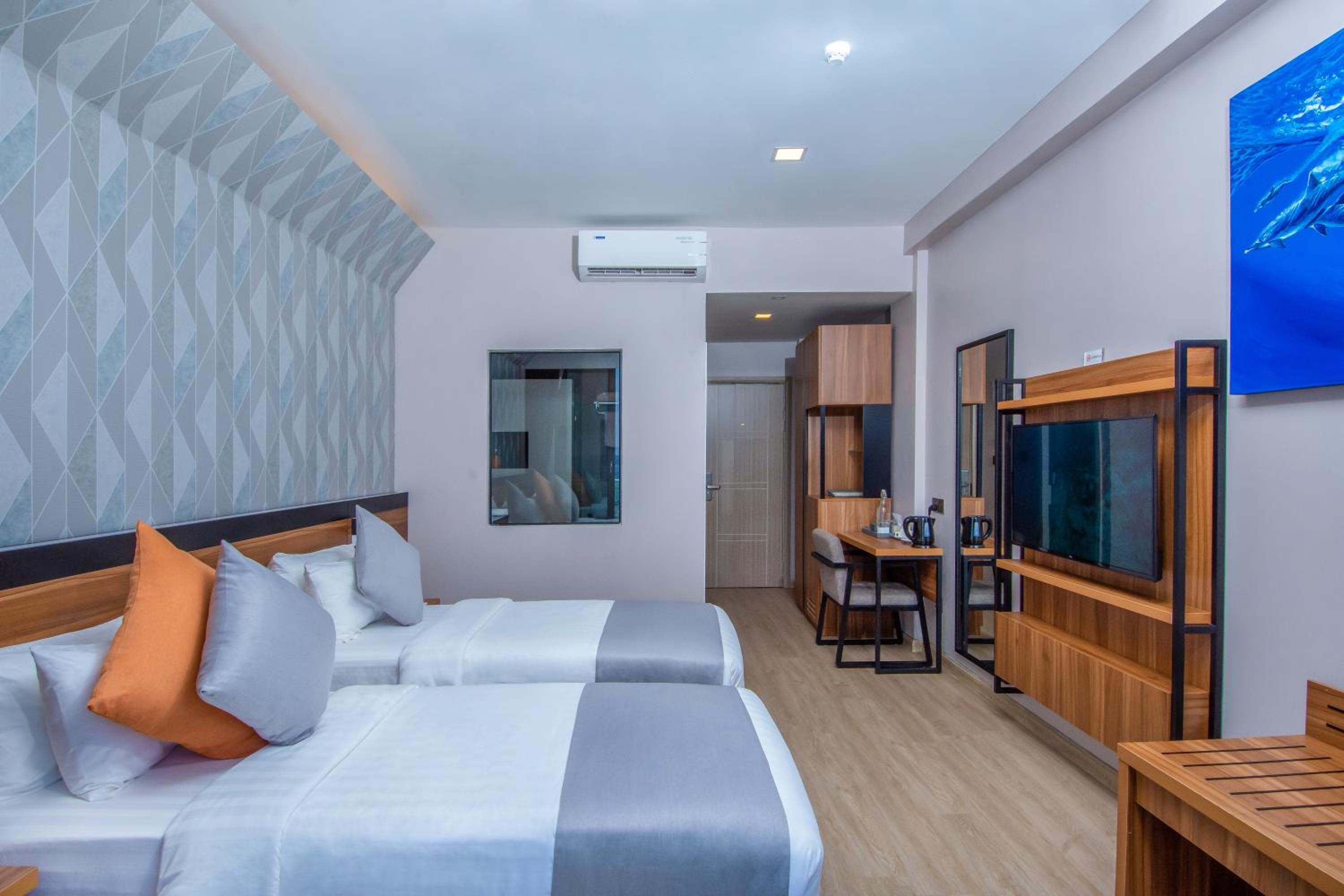 Double or Twin Room with Partial Sea View photo 3