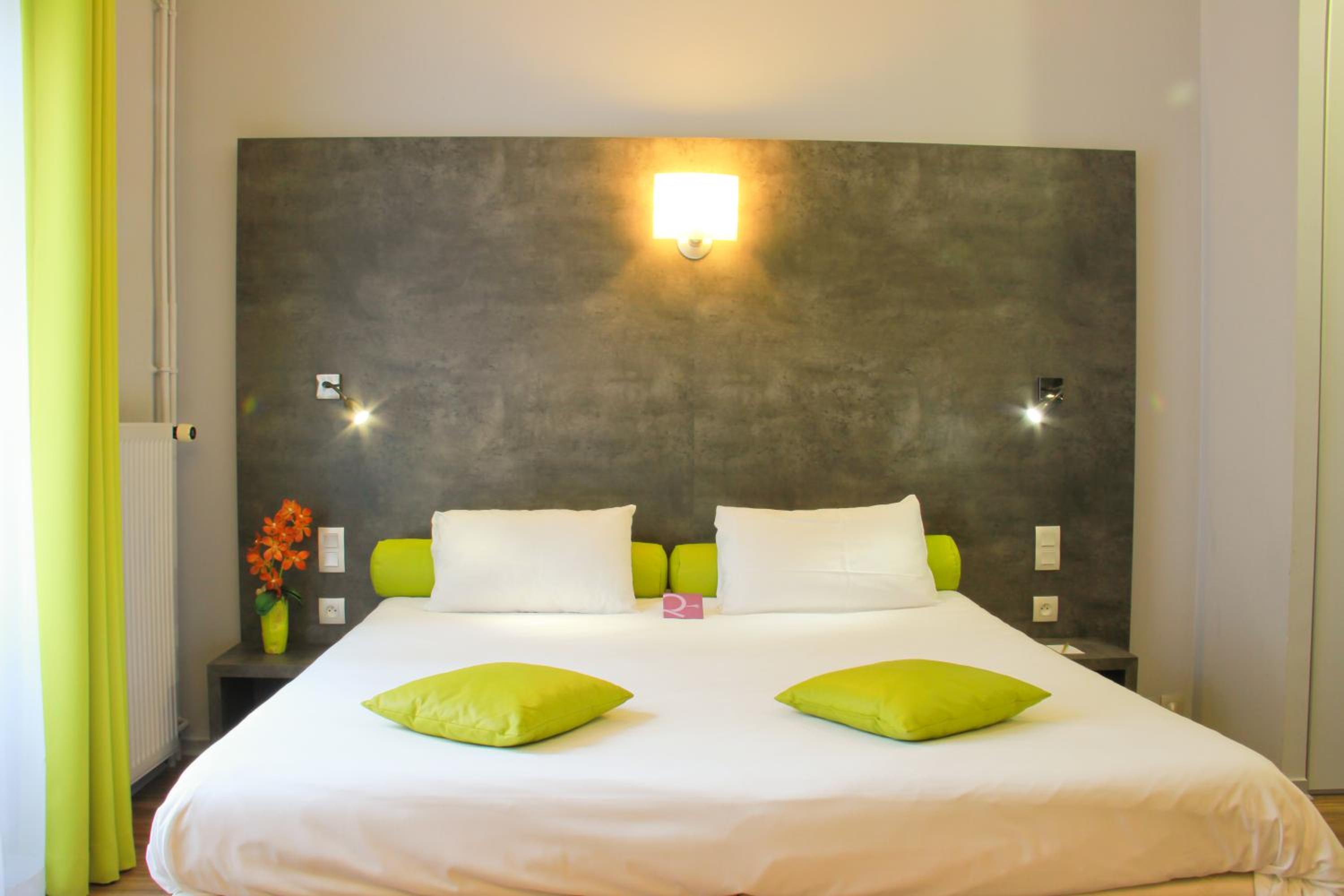 Superior Double Room - Street Side - Photo 5