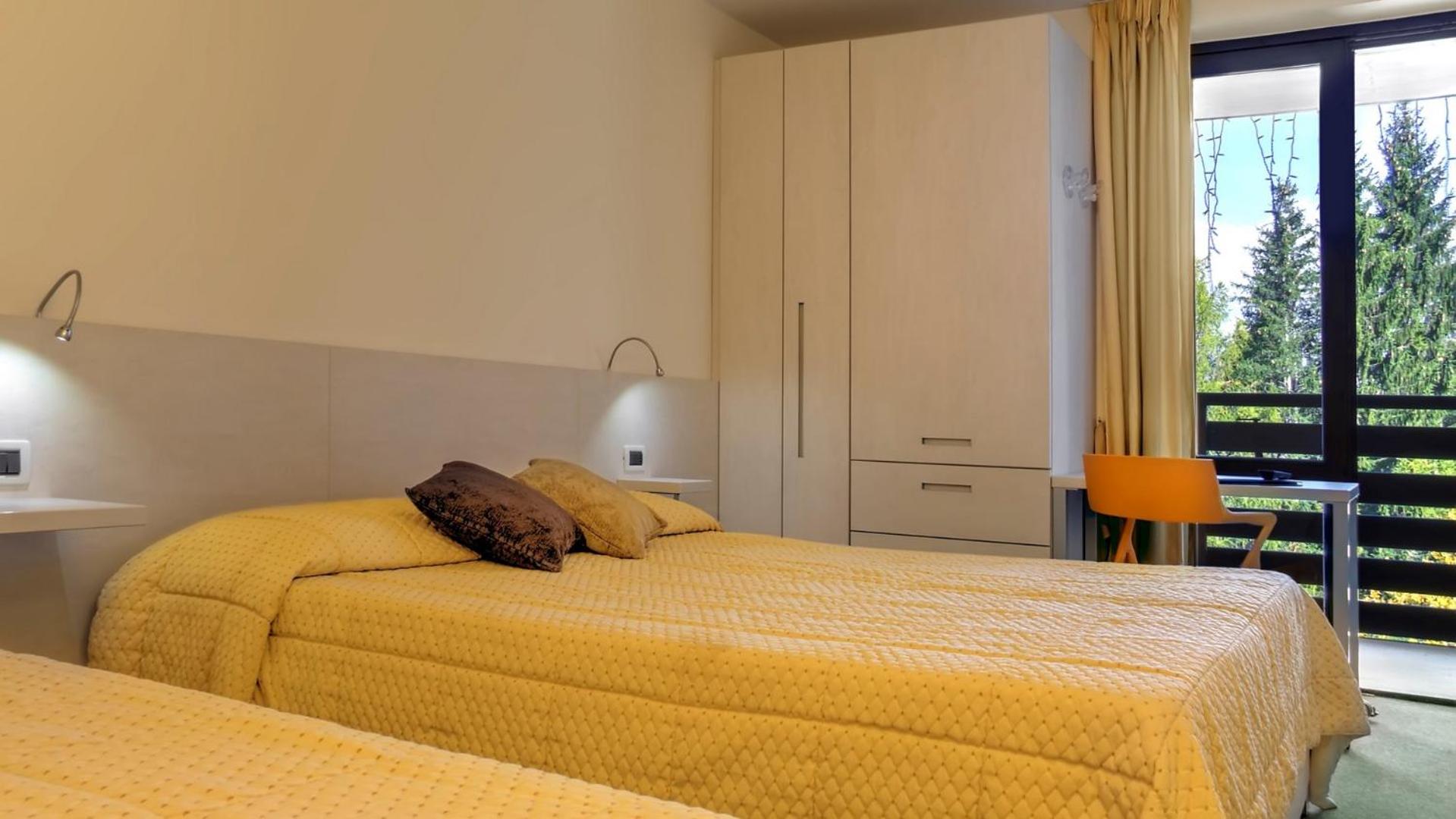 Standard Double or Twin Room with Balcony - Photo 4