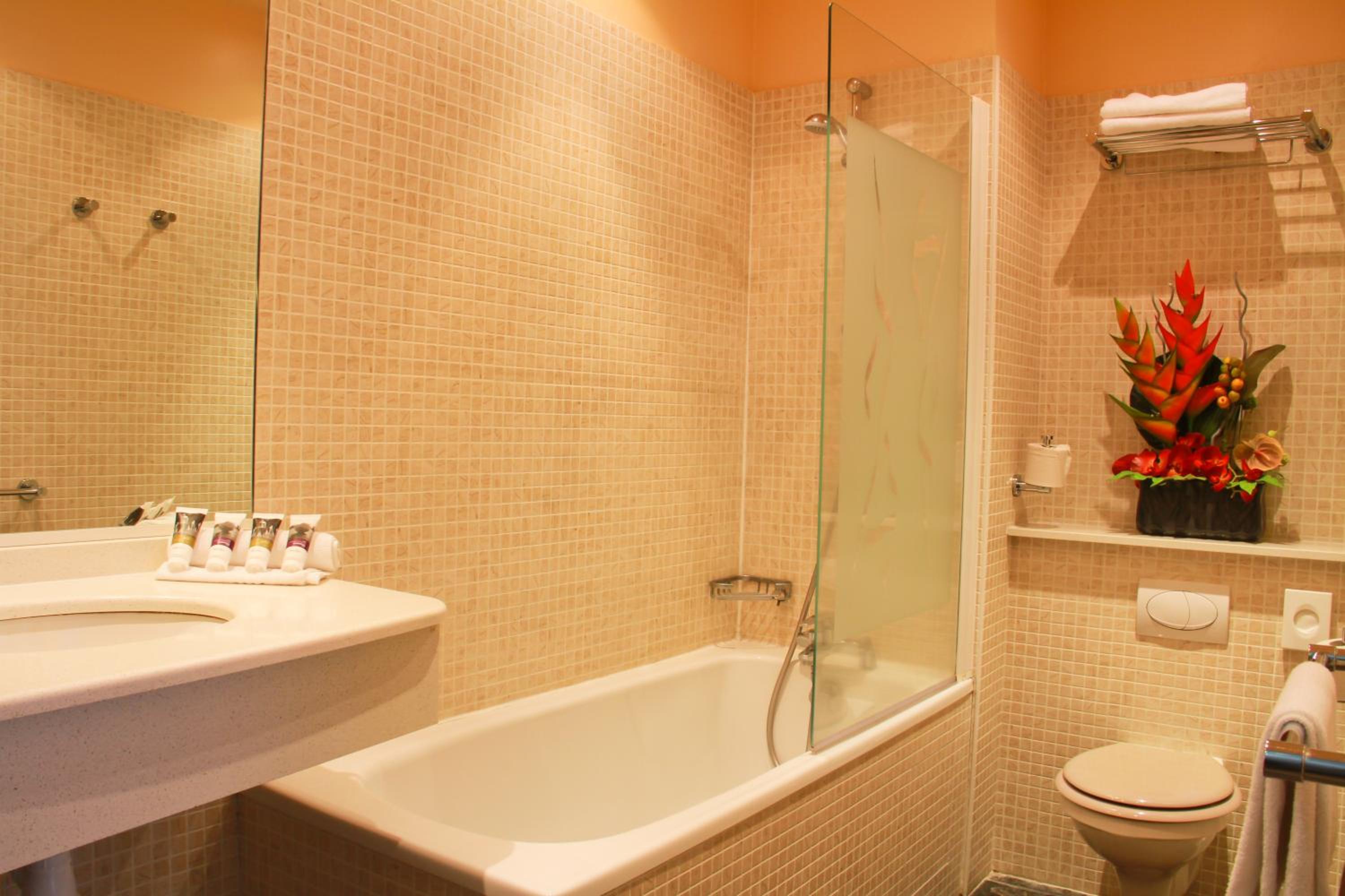 Superior Double Room - Street Side - Photo 3
