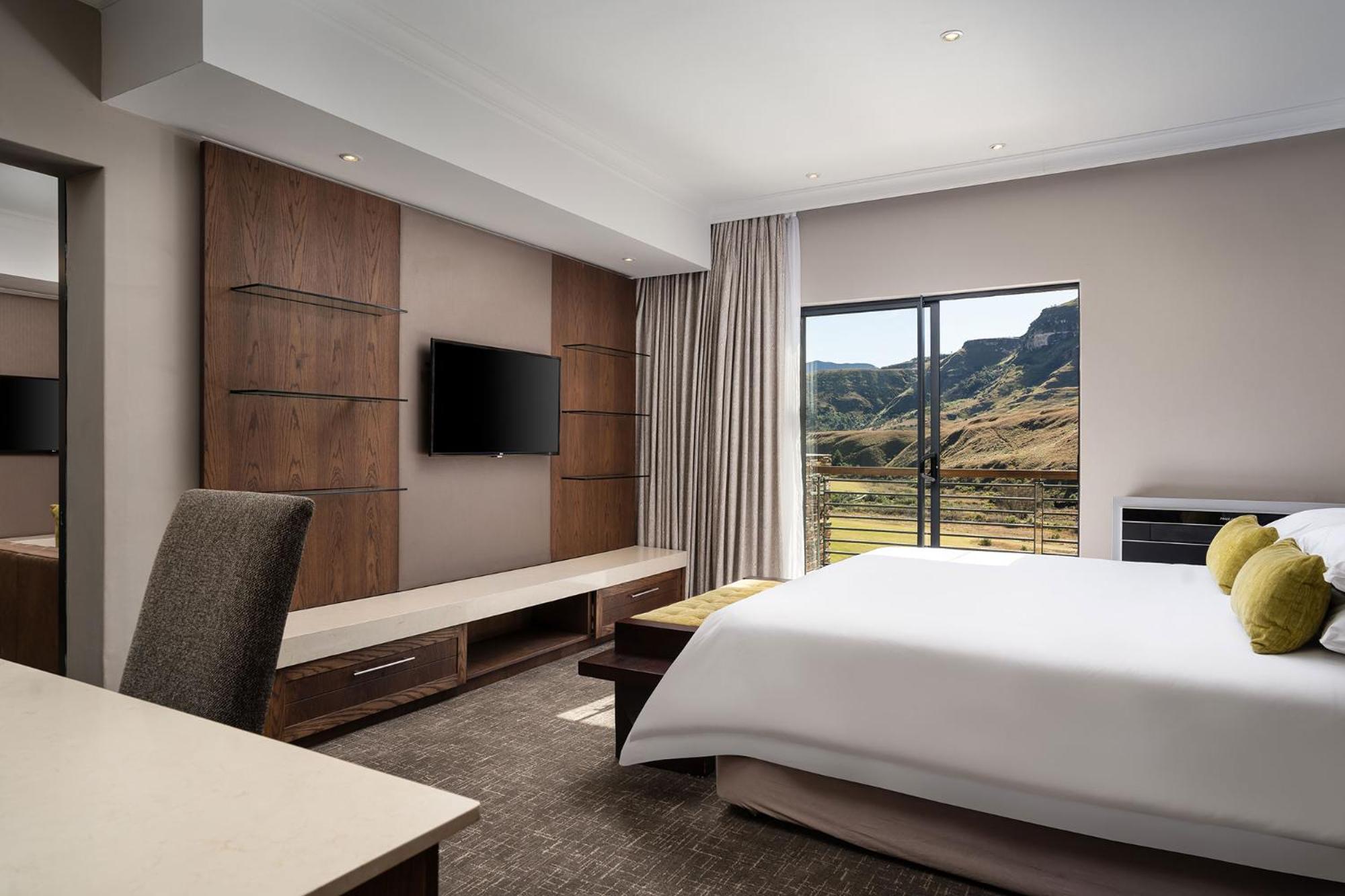 Suite with King Bed - Photo 3