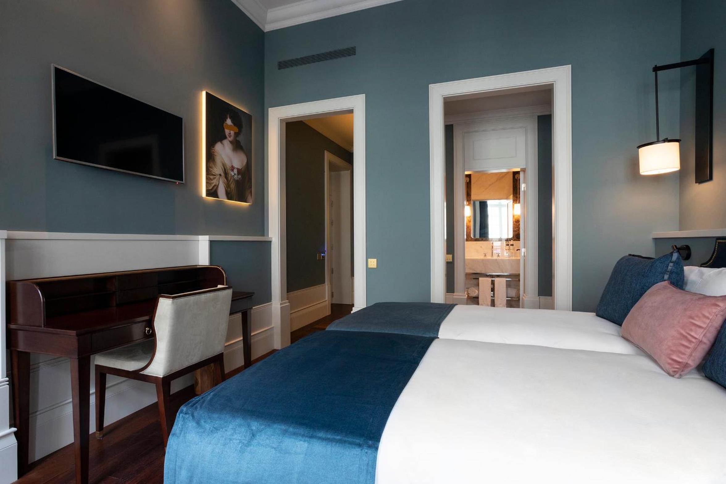 Superior Room with City View - Photo 7