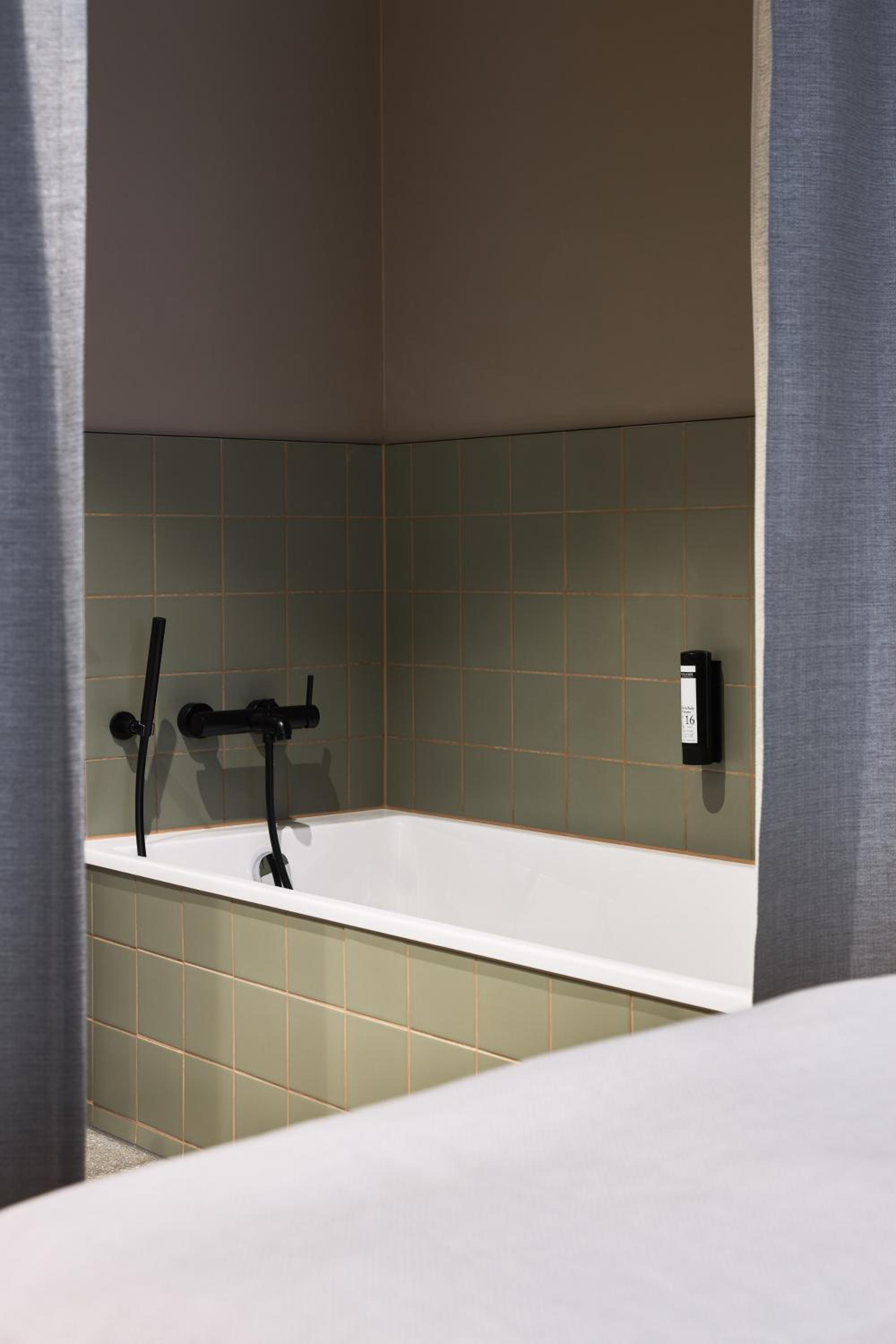 Twin Room with Bath (TWIN) - Photo 17
